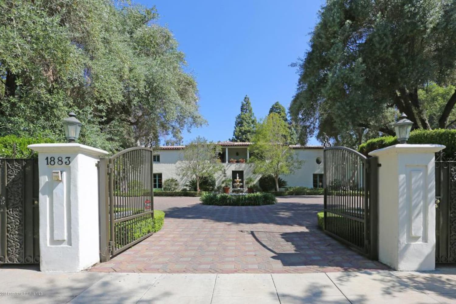 The Holiday House For Sale Photos Los Angeles Apartment Therapy