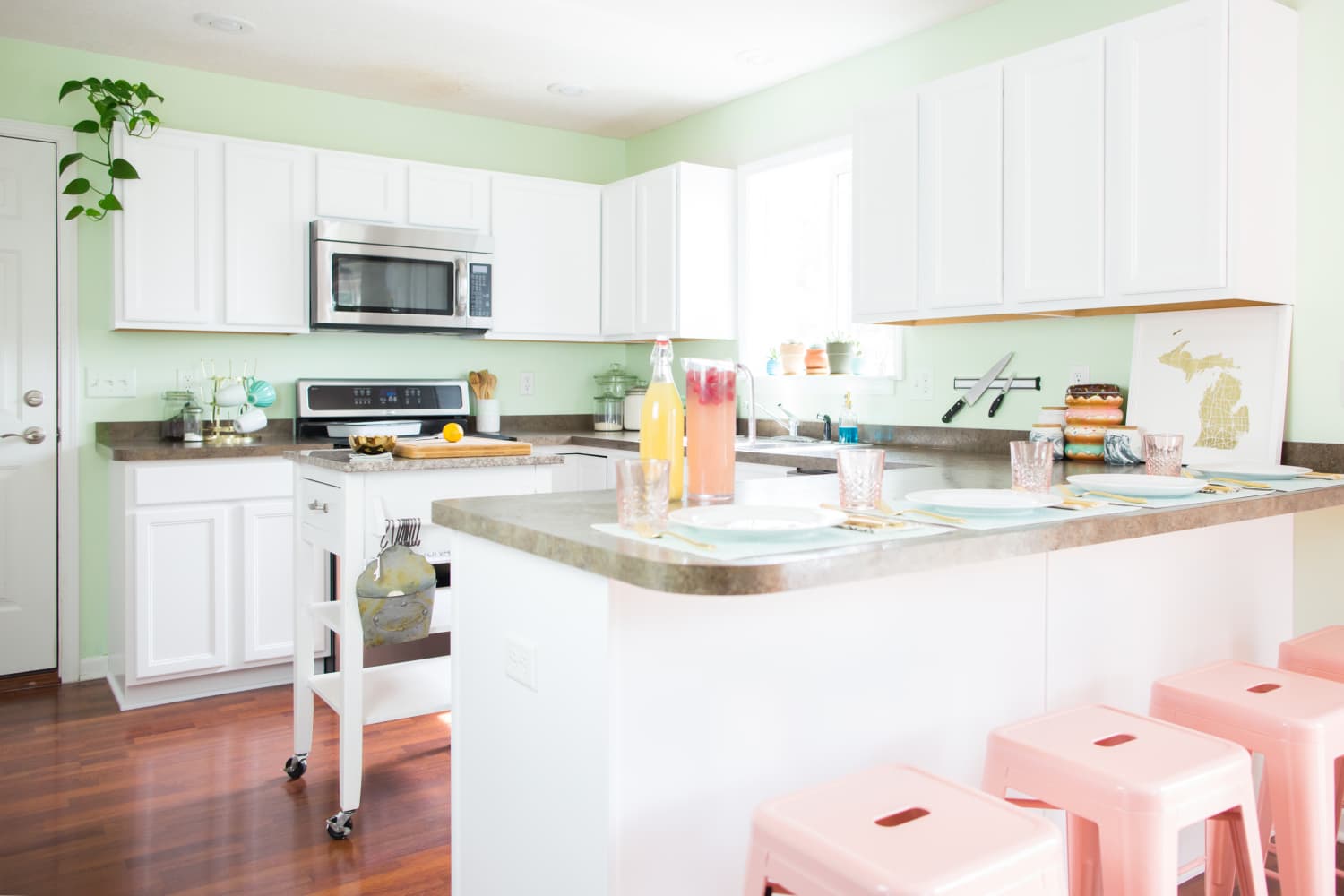 Белый цвет покрасить кухонный гарнитур в квартире