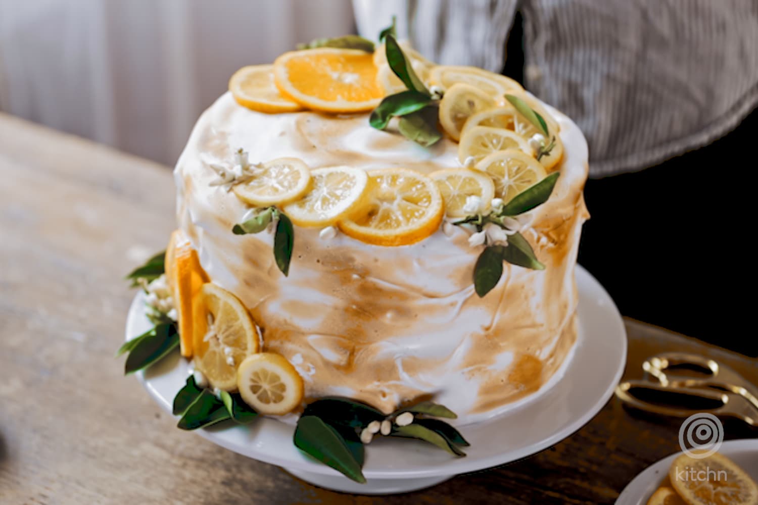 Украсить лимонный торт меренгой