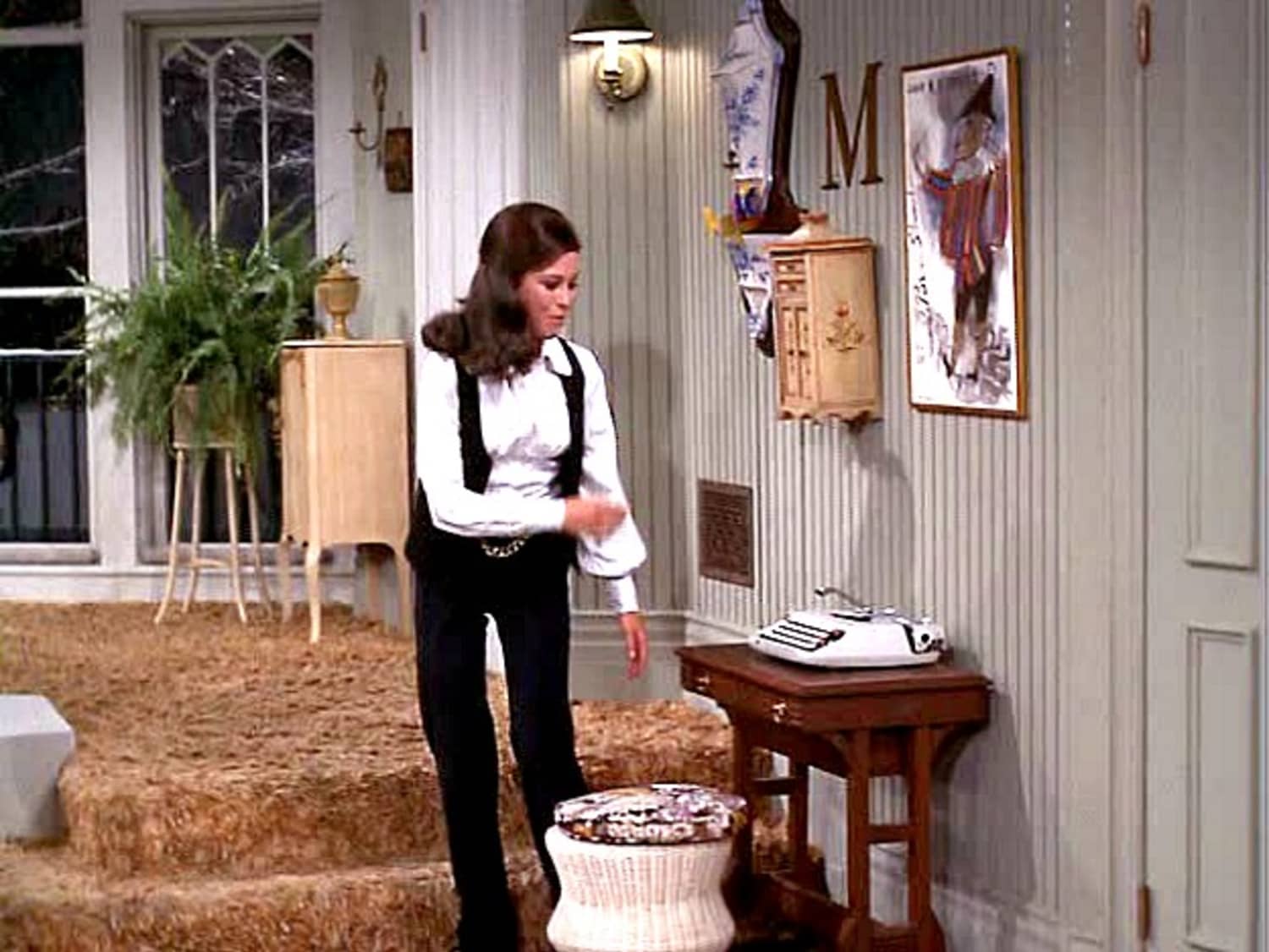 The Mary Tyler Moore Show Apartment Was the Epitome of Single Girl ...