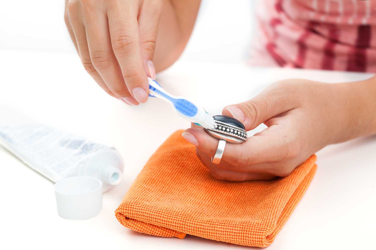 7 Things You Can Fix or Clean with Toothpaste Apartment