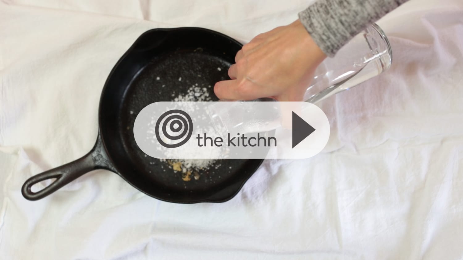 Video The Best Way To Clean A Cast Iron Skillet Kitchn   Https   Storage.googleapis.com Gen Atmedia 3 2015 01 F61eb0a457f04bc2524ad92d7b2d9d9b4d2b37fa 