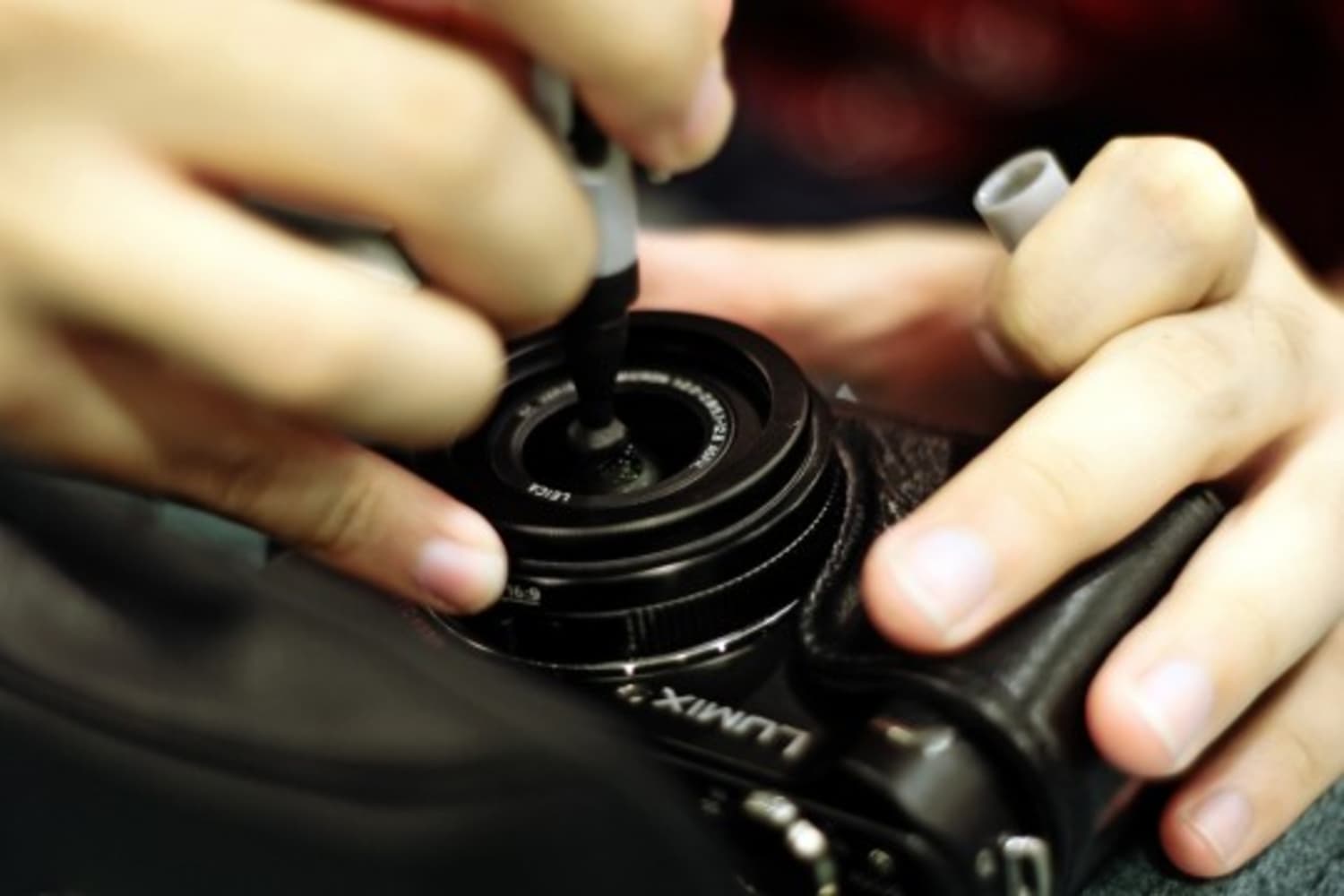 How to clean a DSLR Lens