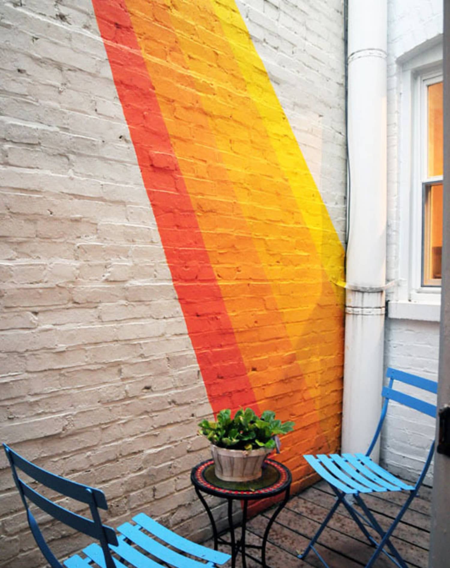 дизайн покраски кирпичной стены на балконе