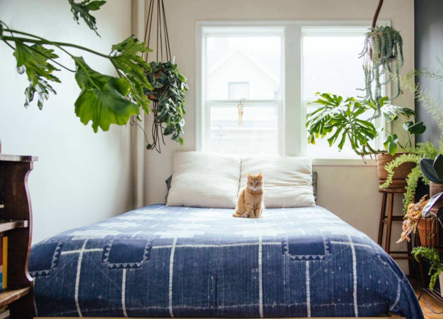 28+ Popular Inspiration Small Bedroom Decorating Ideas Apartment Therapy