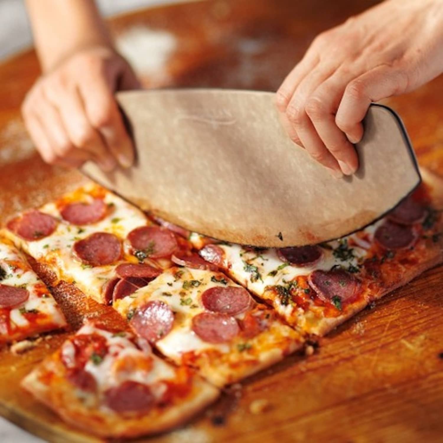 Пицца разрезанная