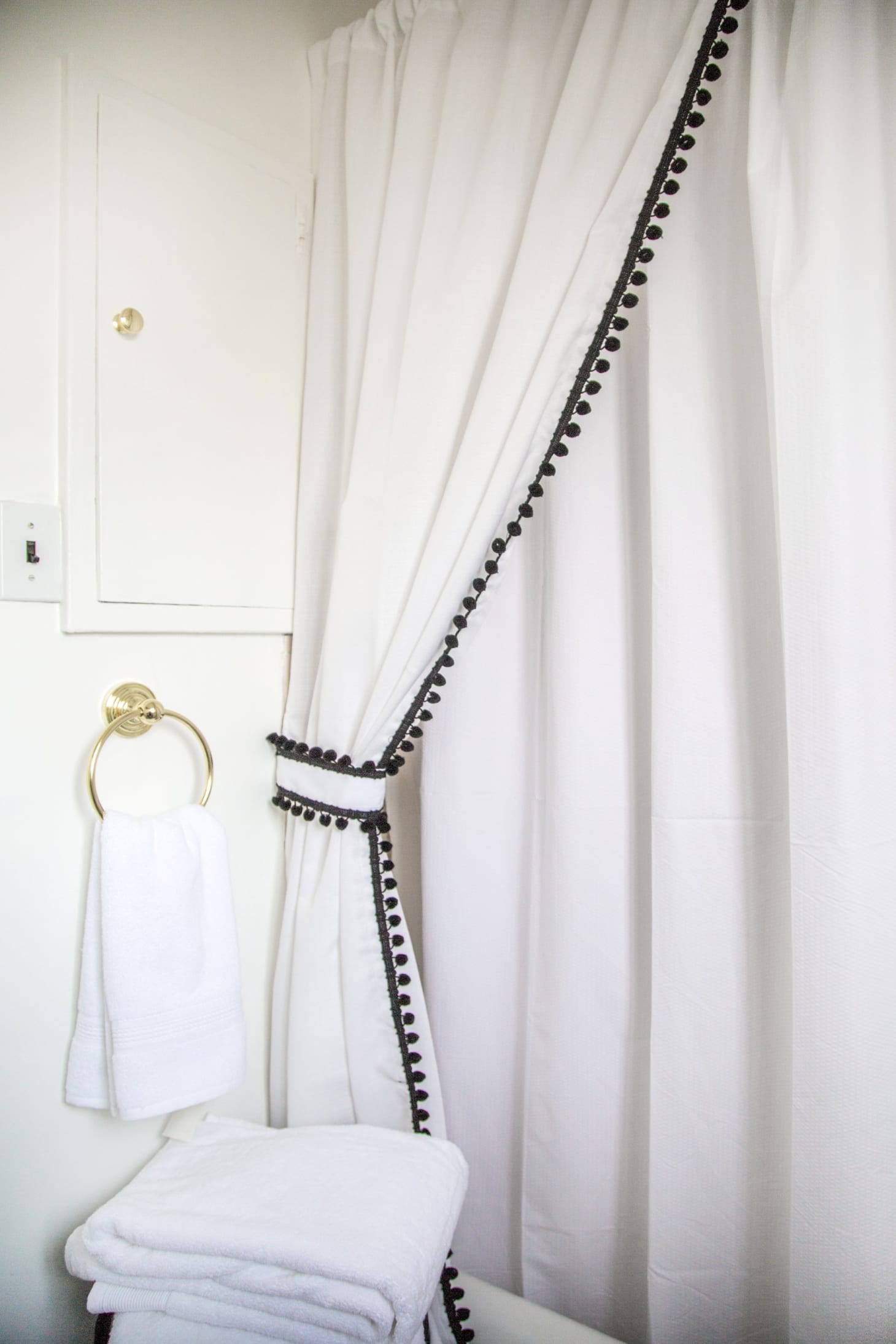 8 Stylish Solutions For Ugly Rental Bathrooms Apartment Therapy