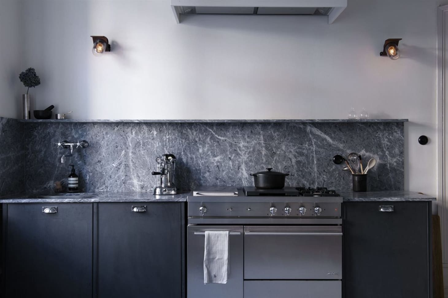 easy to clean kitchen backsplash