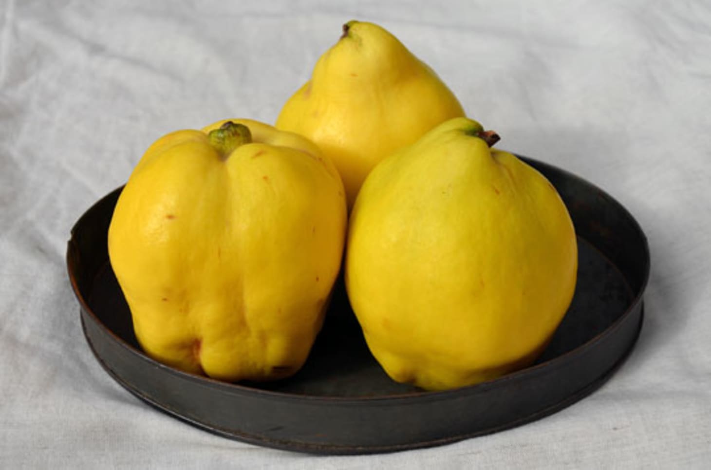 Плод похожий на грушу. Фрукт айва Египетская. Желтый фрукт похожий на грушу. Египетский фрукт похожий на грушу. Фрукт в Египте похожий на грушу.