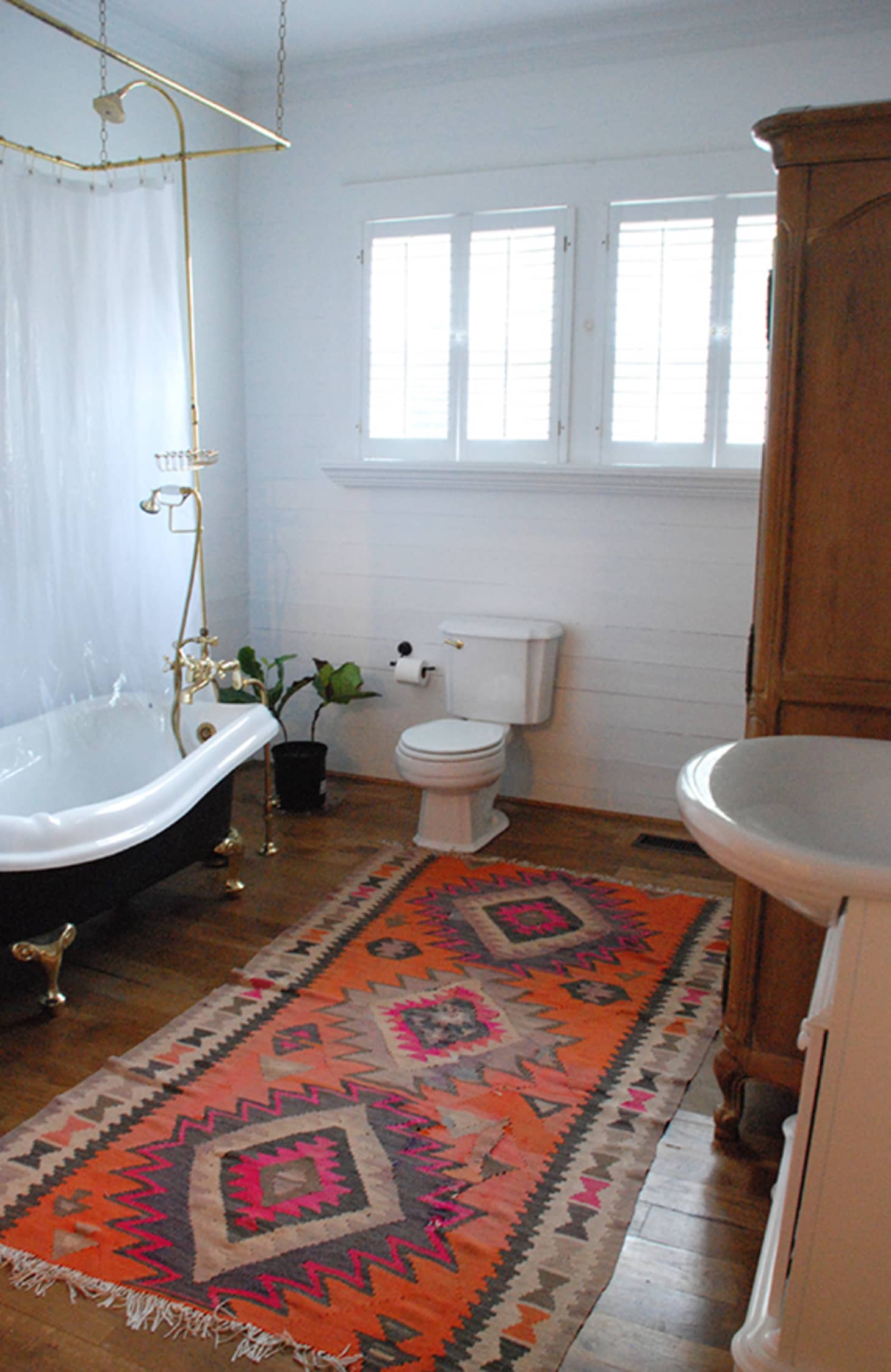 Easy Reversible Design Ideas for Rental Bathrooms ... Easy Reversible Design Ideas for Rental Bathrooms ... on Apartment Bathroom Ideas
id=16181