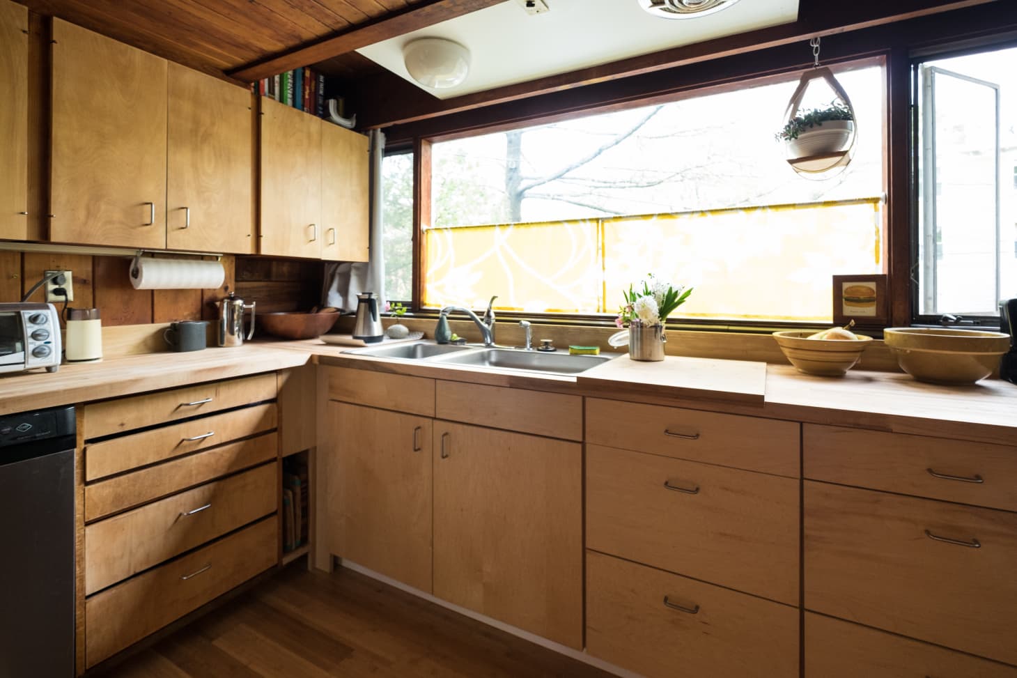 6 Modern Kitchens Rocking Natural Wood Cabinets ...