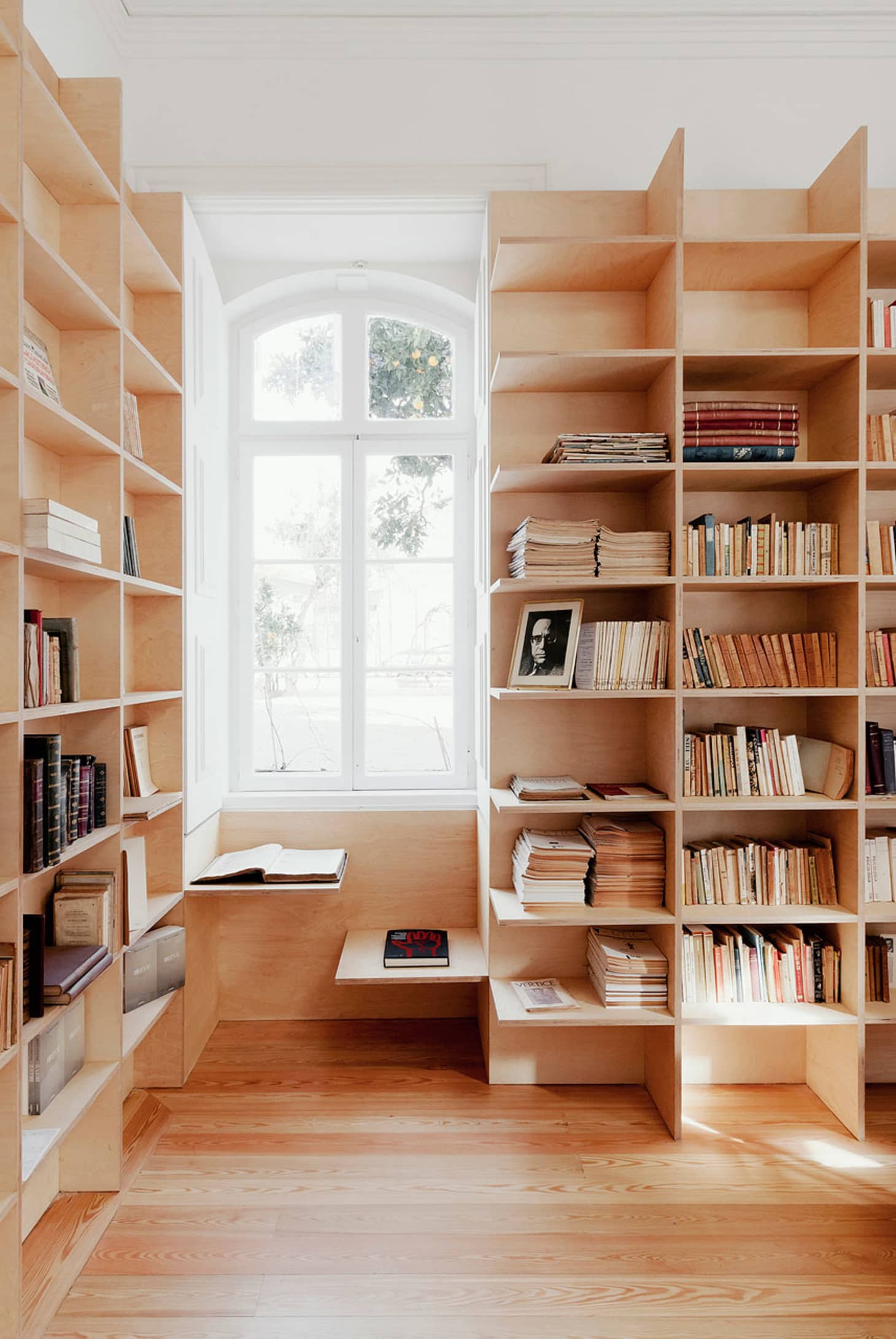 Creatice Built In Bookshelves for Large Space