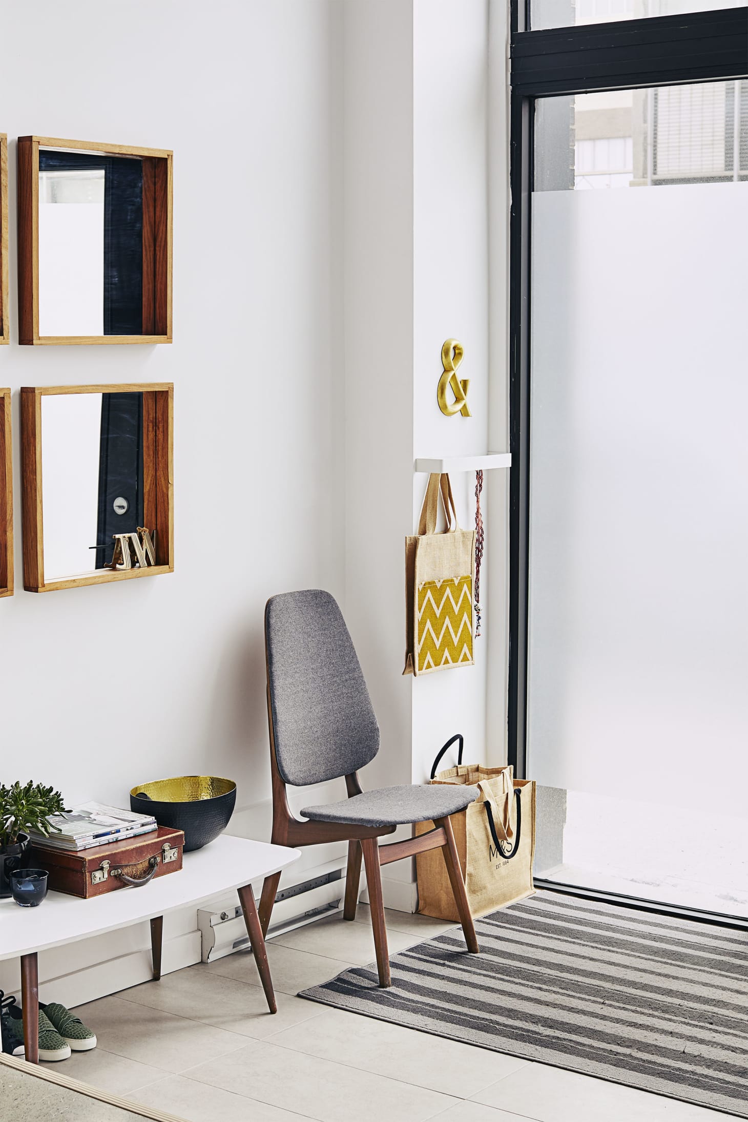 No Entryway, No Problem 50+ Solutions for Small Spaces Apartment Therapy