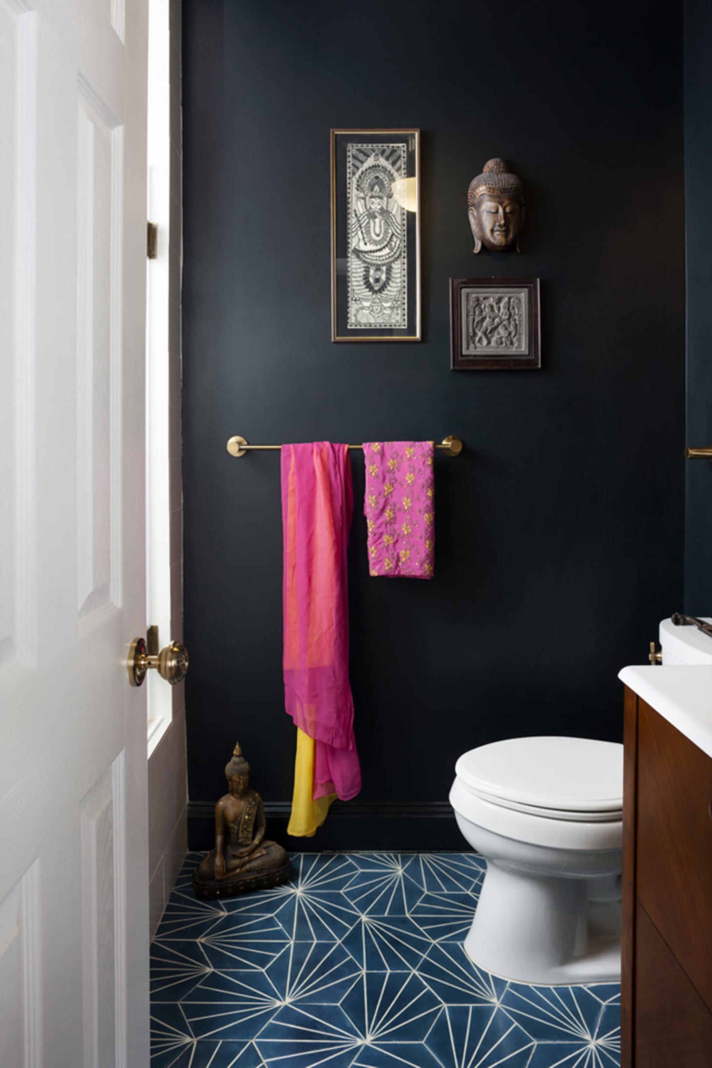Look We Absolutely Love: Dark Colors for the Bathroom - 690453a4e281439ec3e41554ecfea7c6eb8143b8