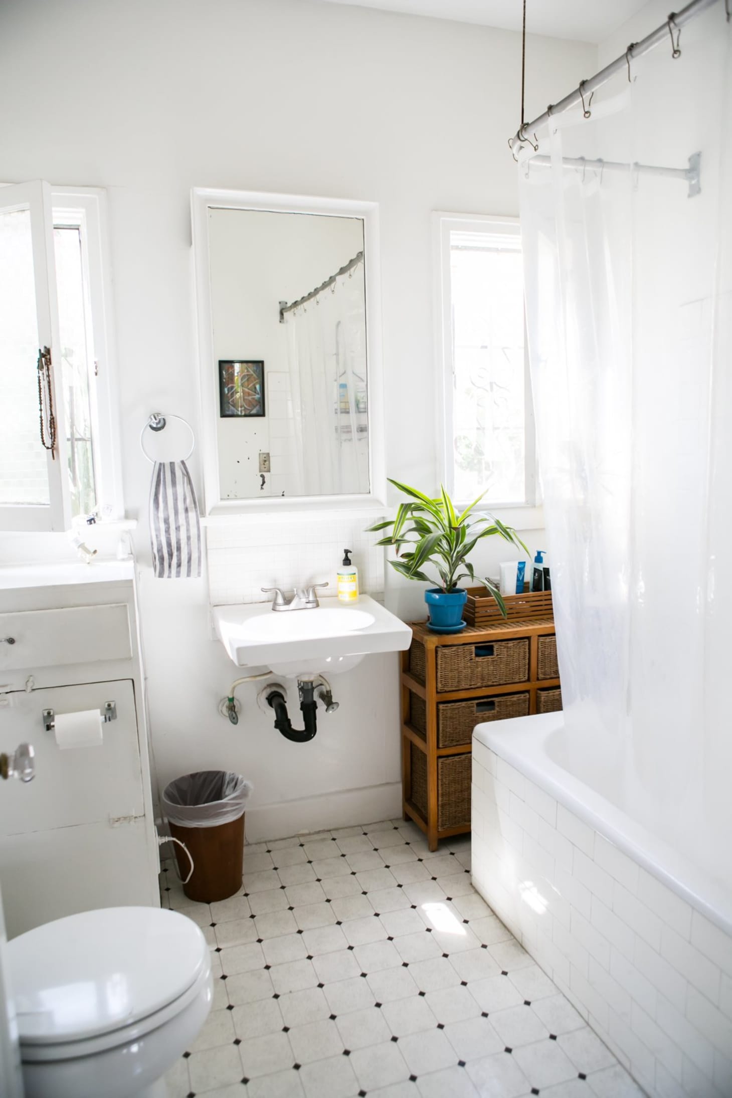 20 Reversible Ideas to Overhaul Your Rental Bathroom NOW Apartment