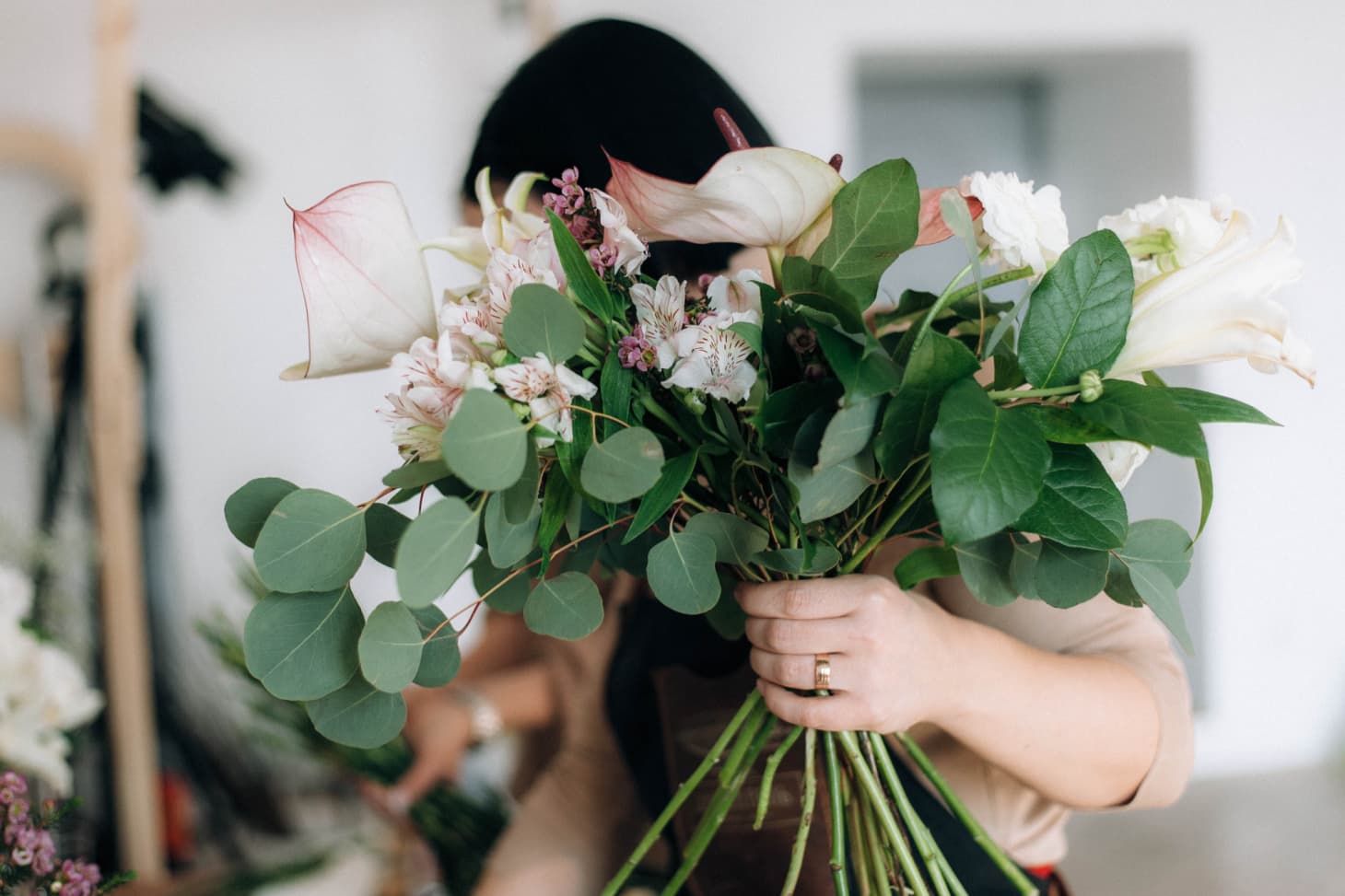 An Easy 2¢ Flower Arranging Hack for Beginners Apartment Therapy