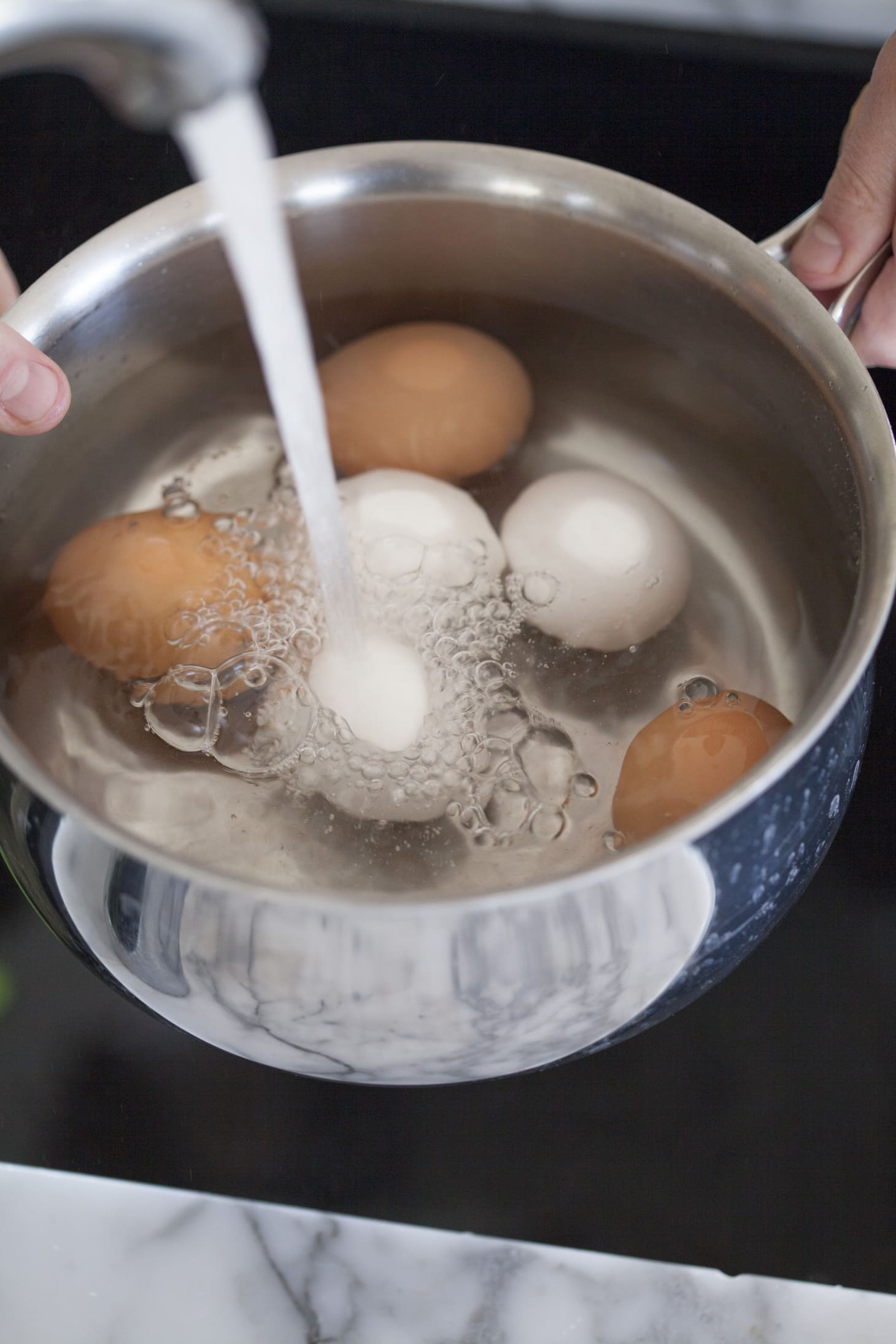 Яйца вкрутую в кипящей воде. Яйца в кастрюле. Варить яйца. Варка яиц вкрутую. Вареные яйца.