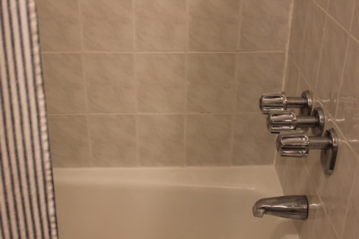 How To Recaulk a Bathtub | Apartment Therapy