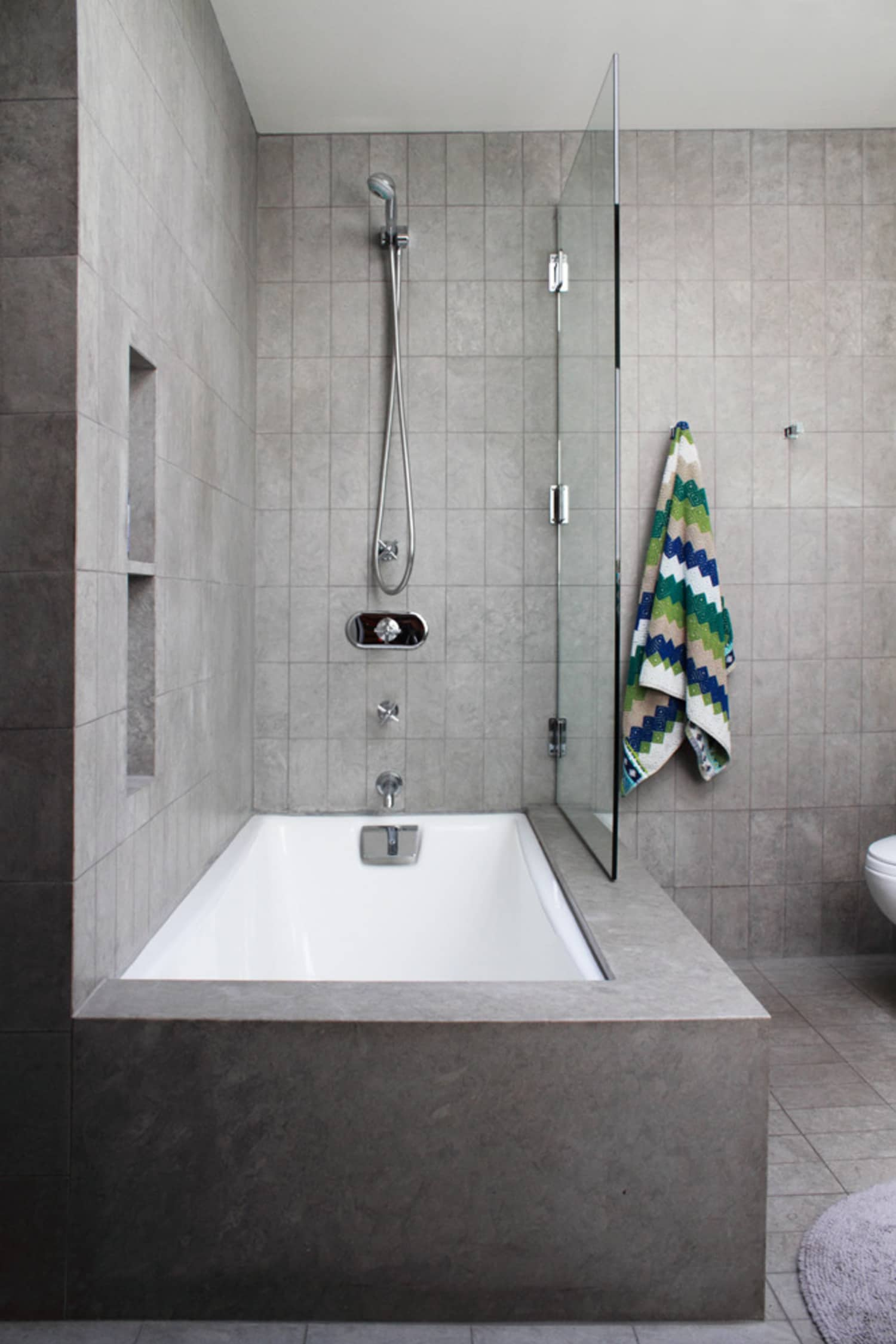 5 Fresh Ways to Shake Up the Look of a Bathtub/Shower Combo Apartment