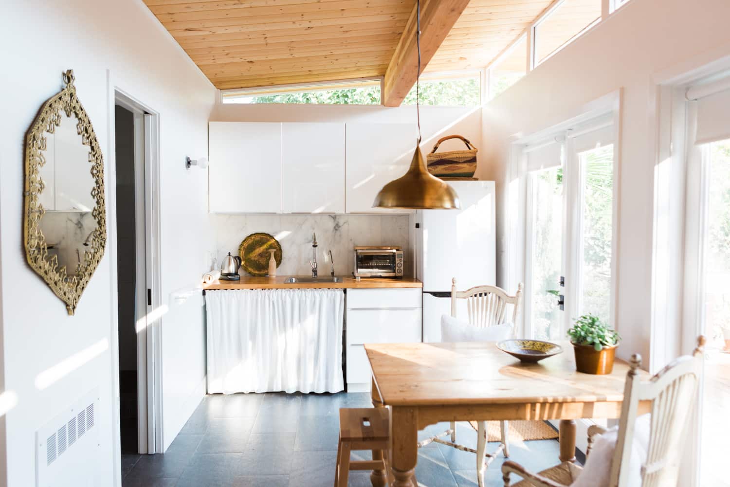 9 Ways to Organize a Kitchen Without Many (or Any ...
