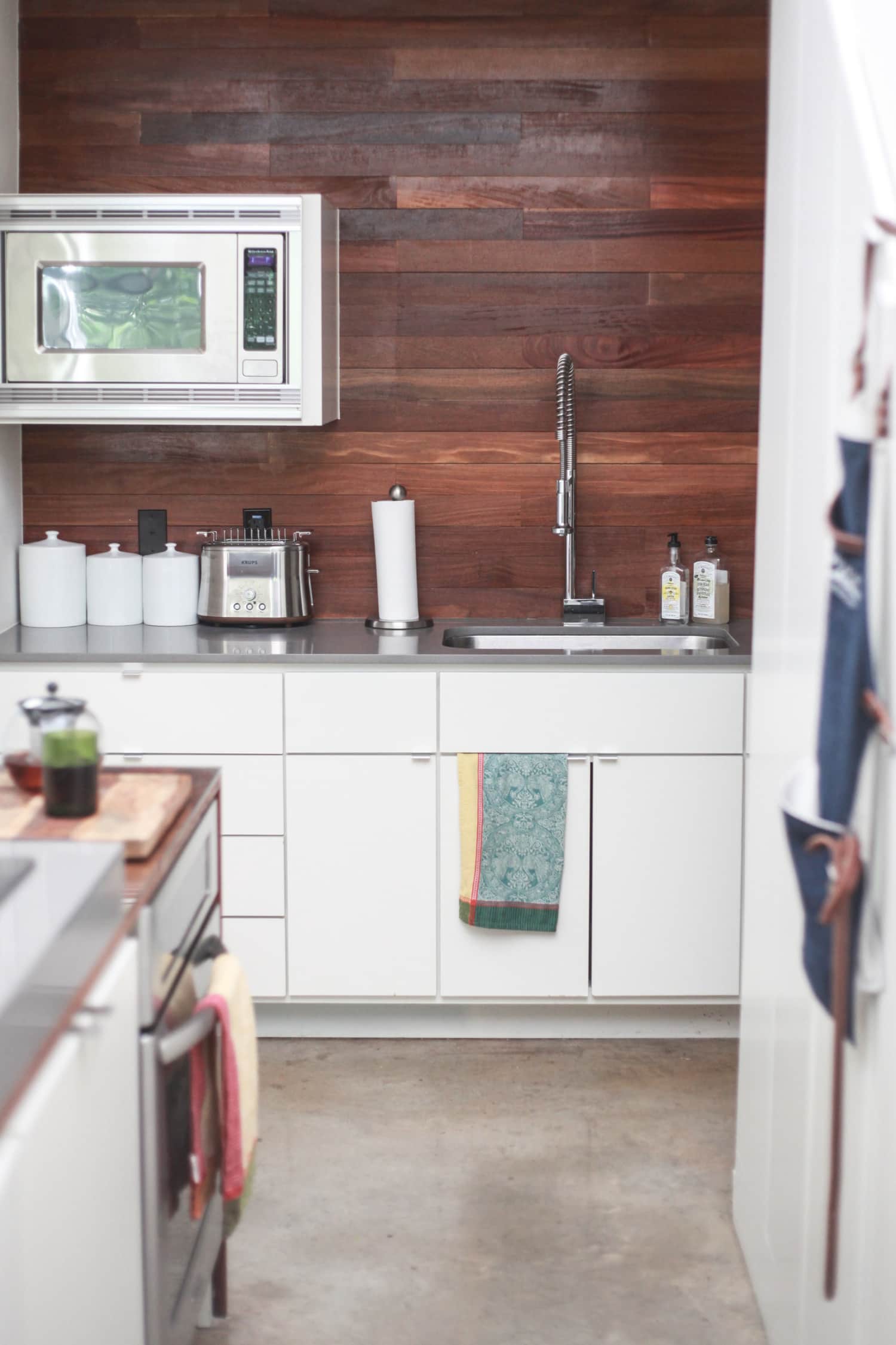 The Wood Plank Backsplash Is the Star of This Austin ...