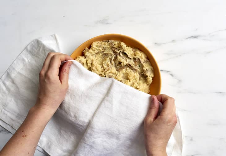 keeping mashed potatoes warm with a cloth
