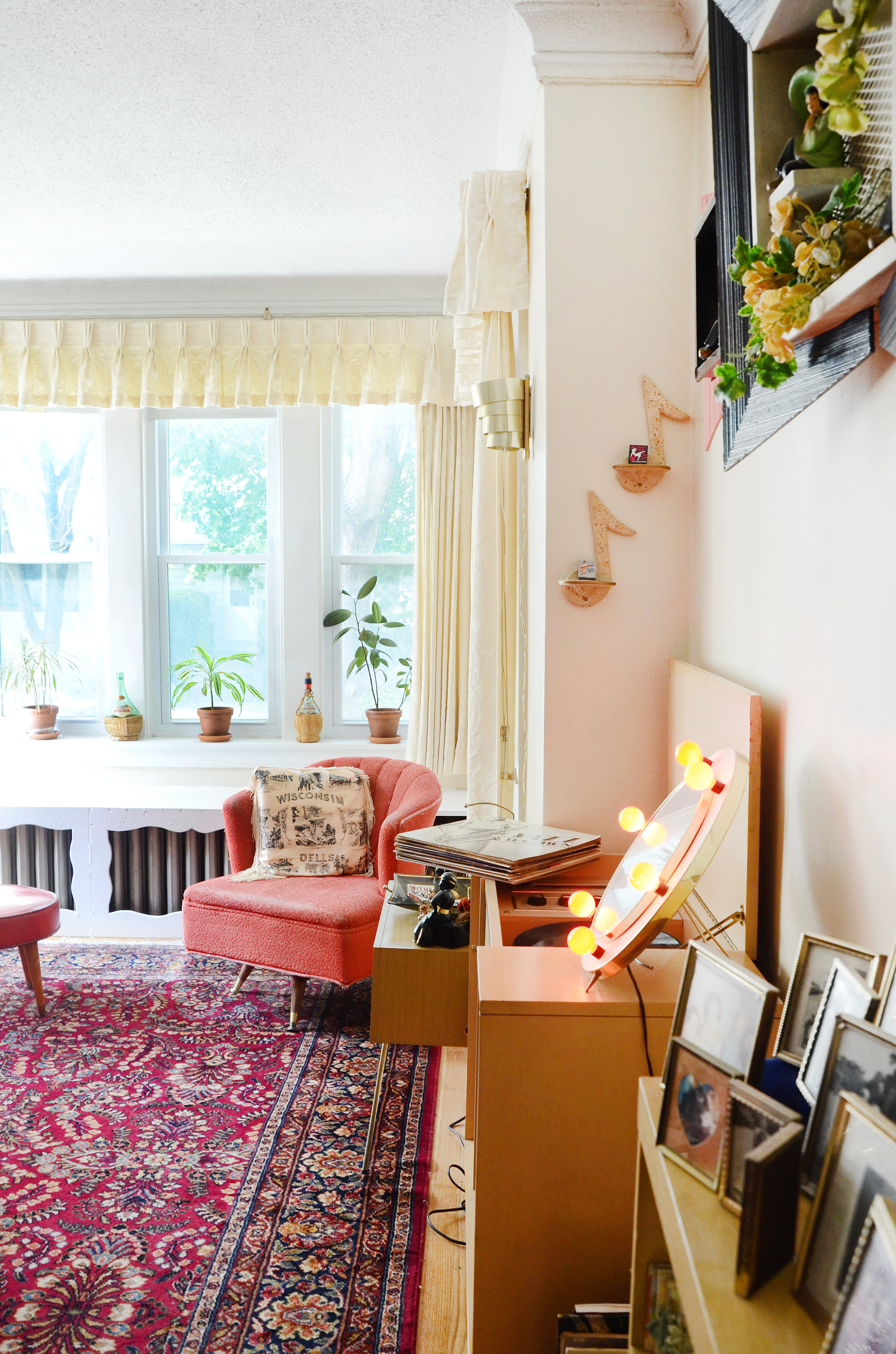 House Tour A Nostalgic Chicago Time Capsule Apartment