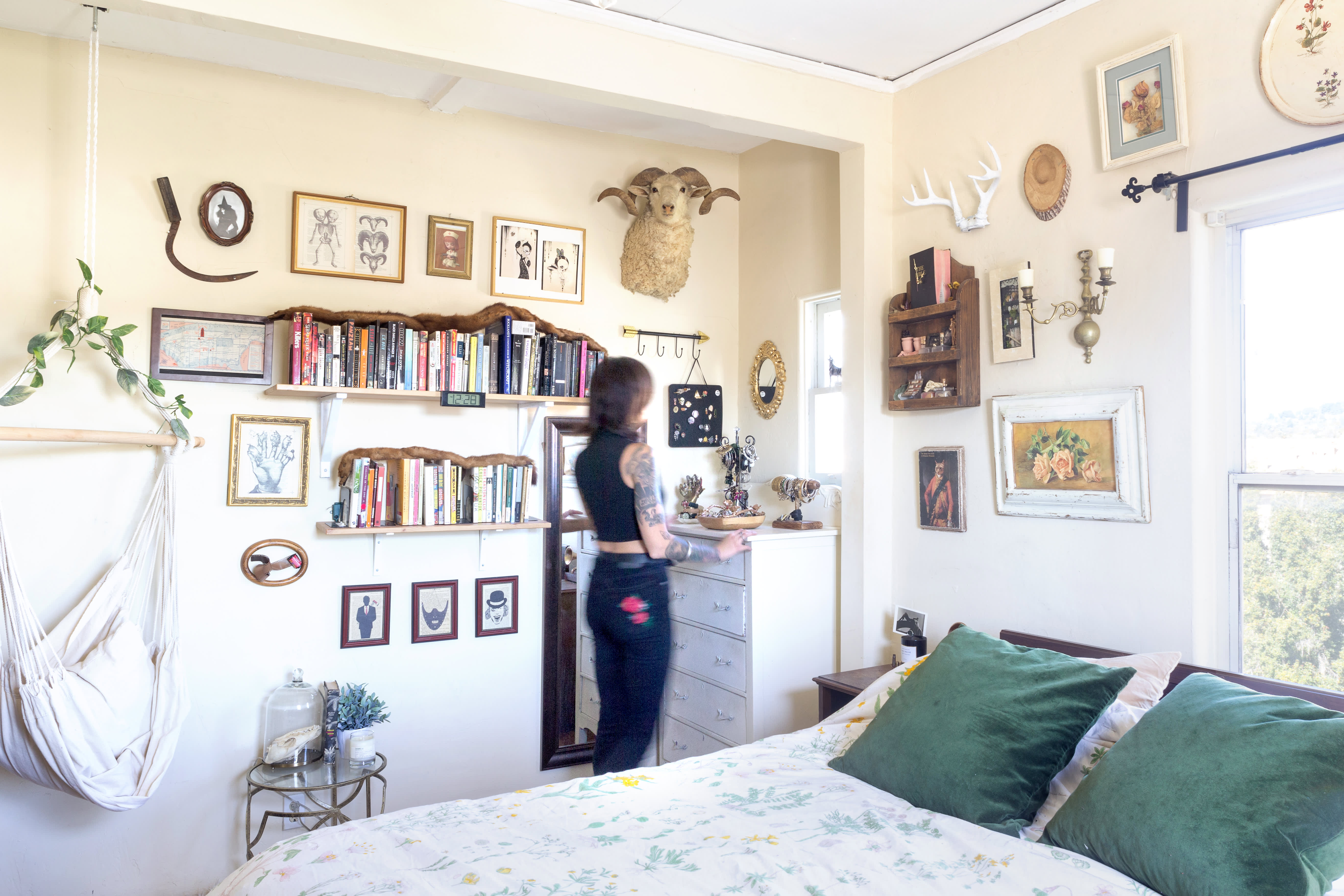 House Tour A Vintage Filled Los Angeles Rental Apartment