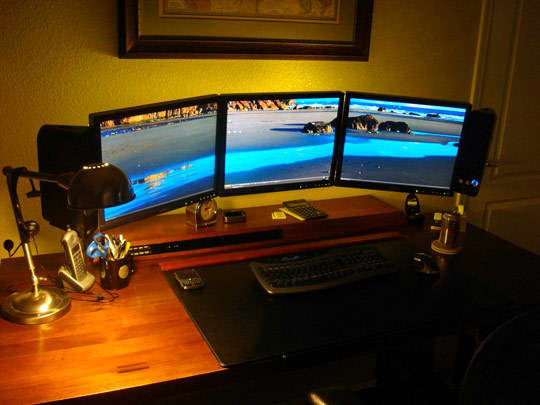 Andrew’s Ingenious Floating Monitor Home Office | Apartment Therapy