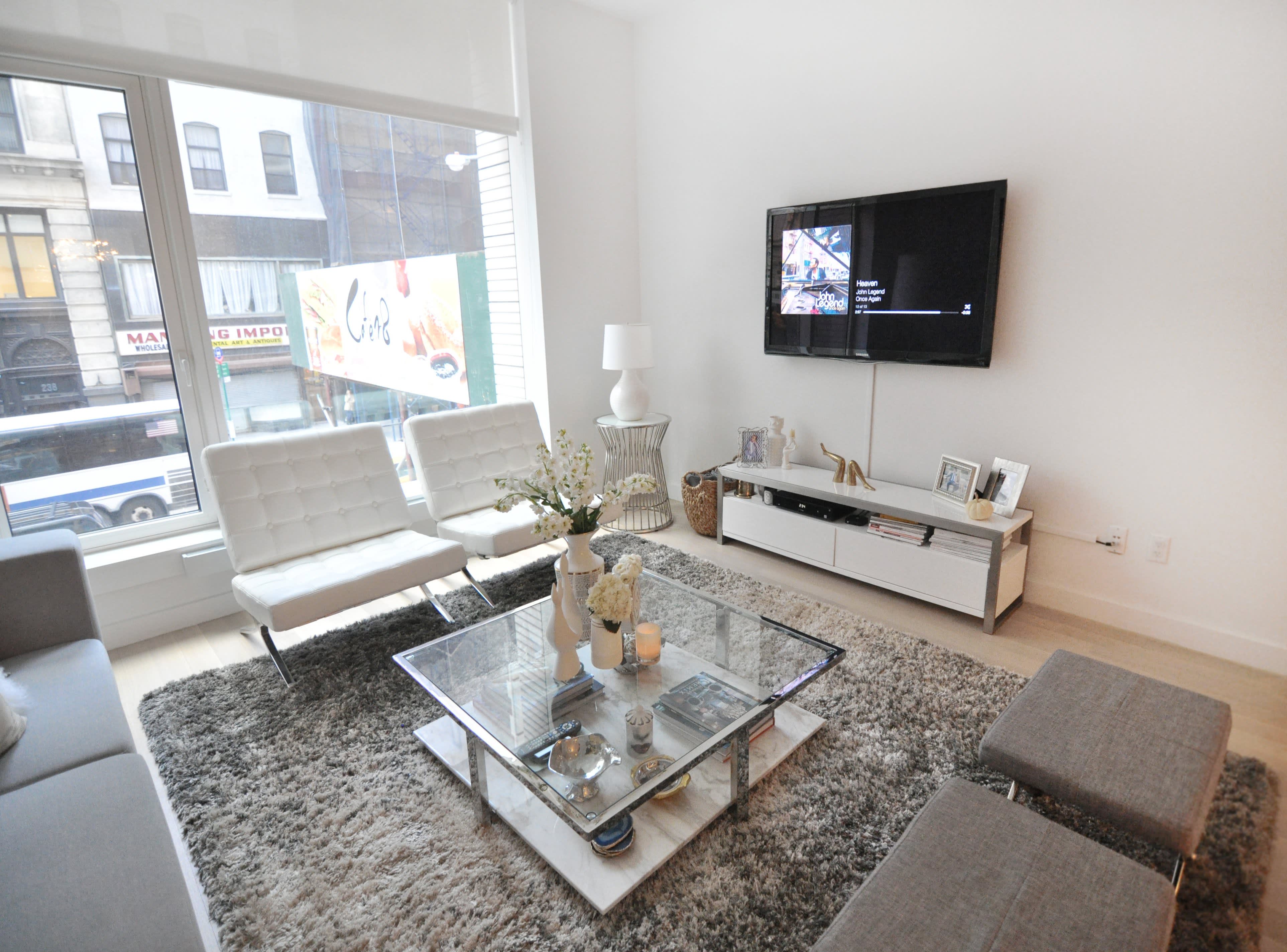 Amanda’s Fashionable Hostess Manhattan Home Apartment Therapy