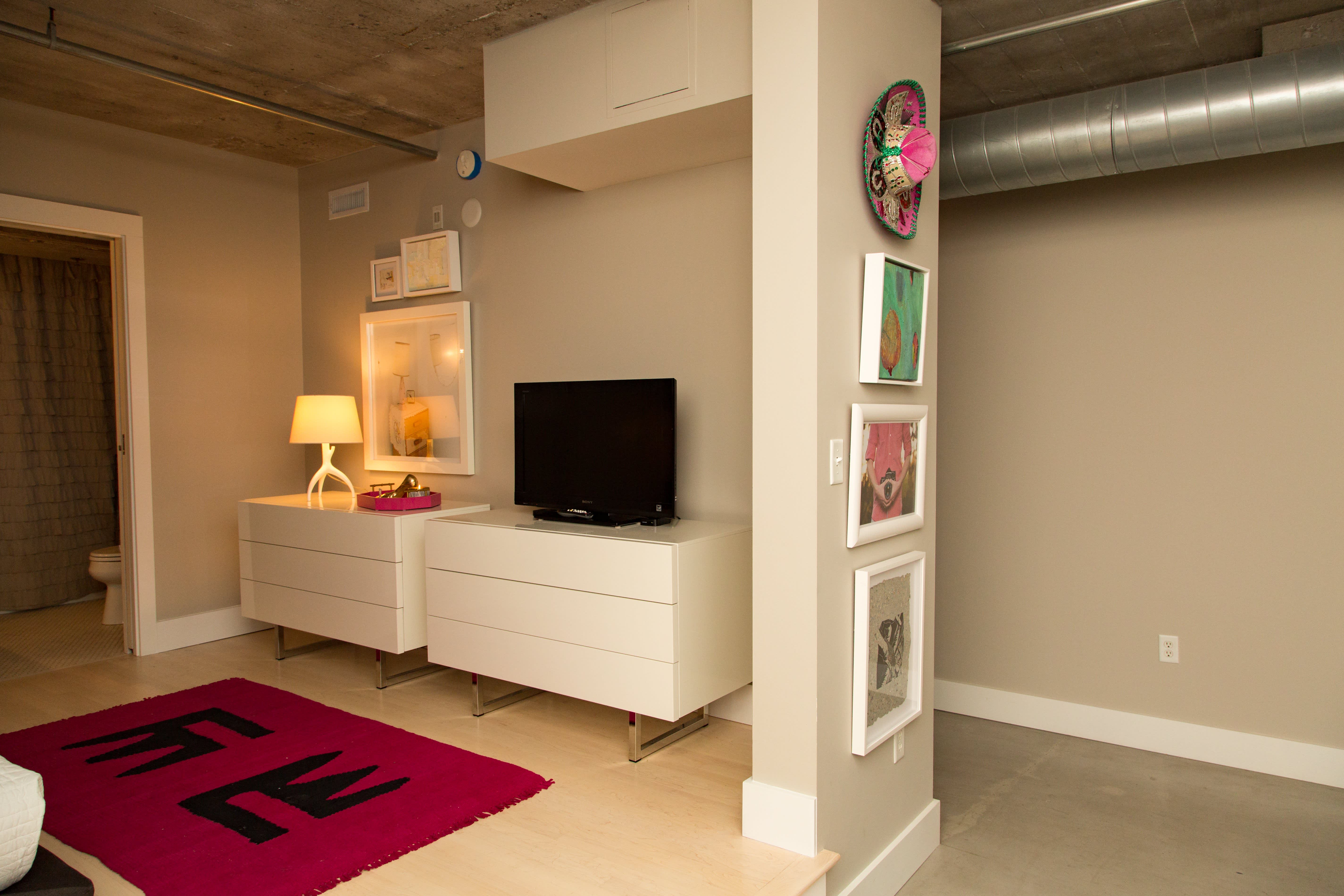 House Tour A Bold Downtown Minneapolis Warehouse Loft Apartment Therapy