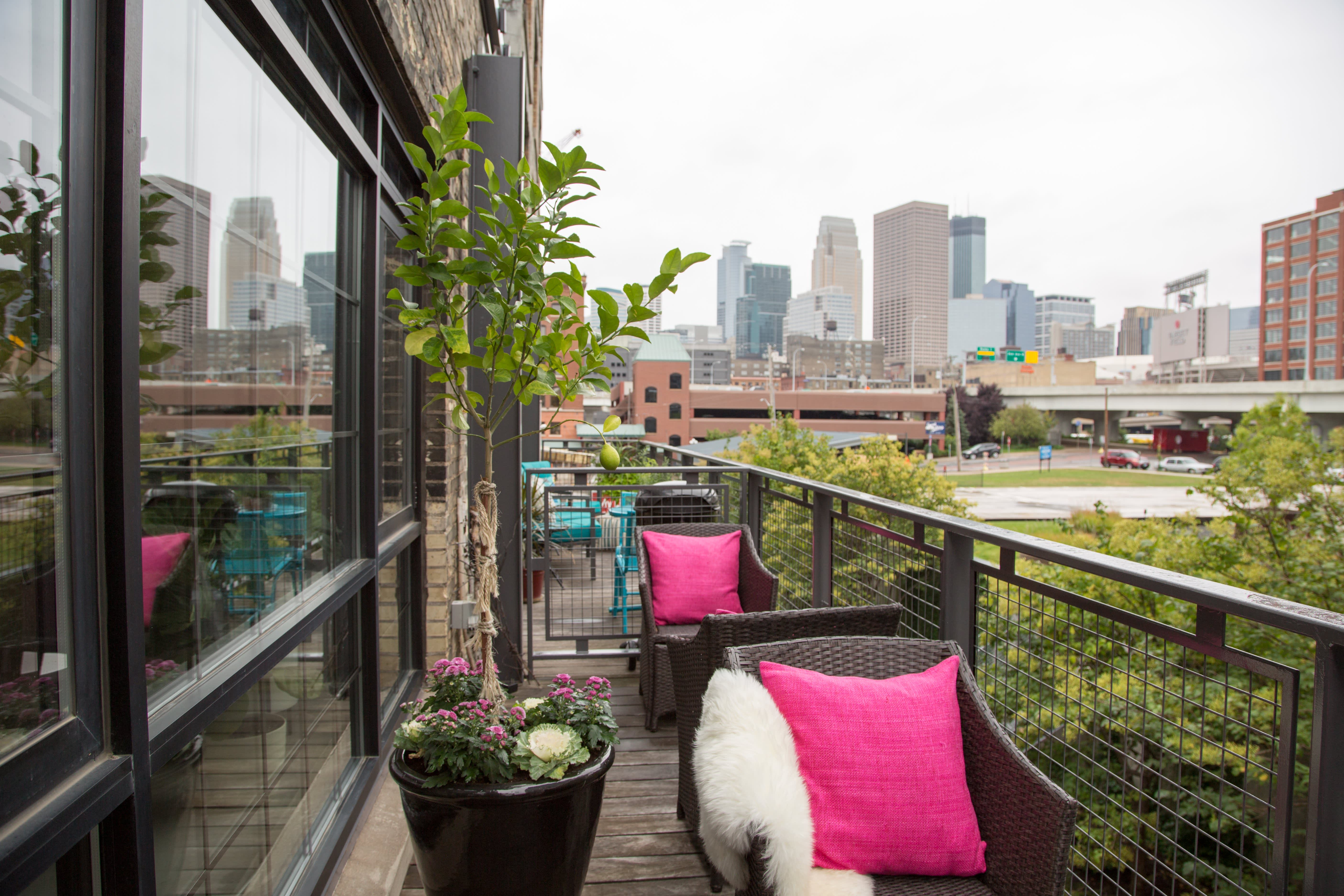 House Tour A Bold Downtown Minneapolis Warehouse Loft Apartment Therapy