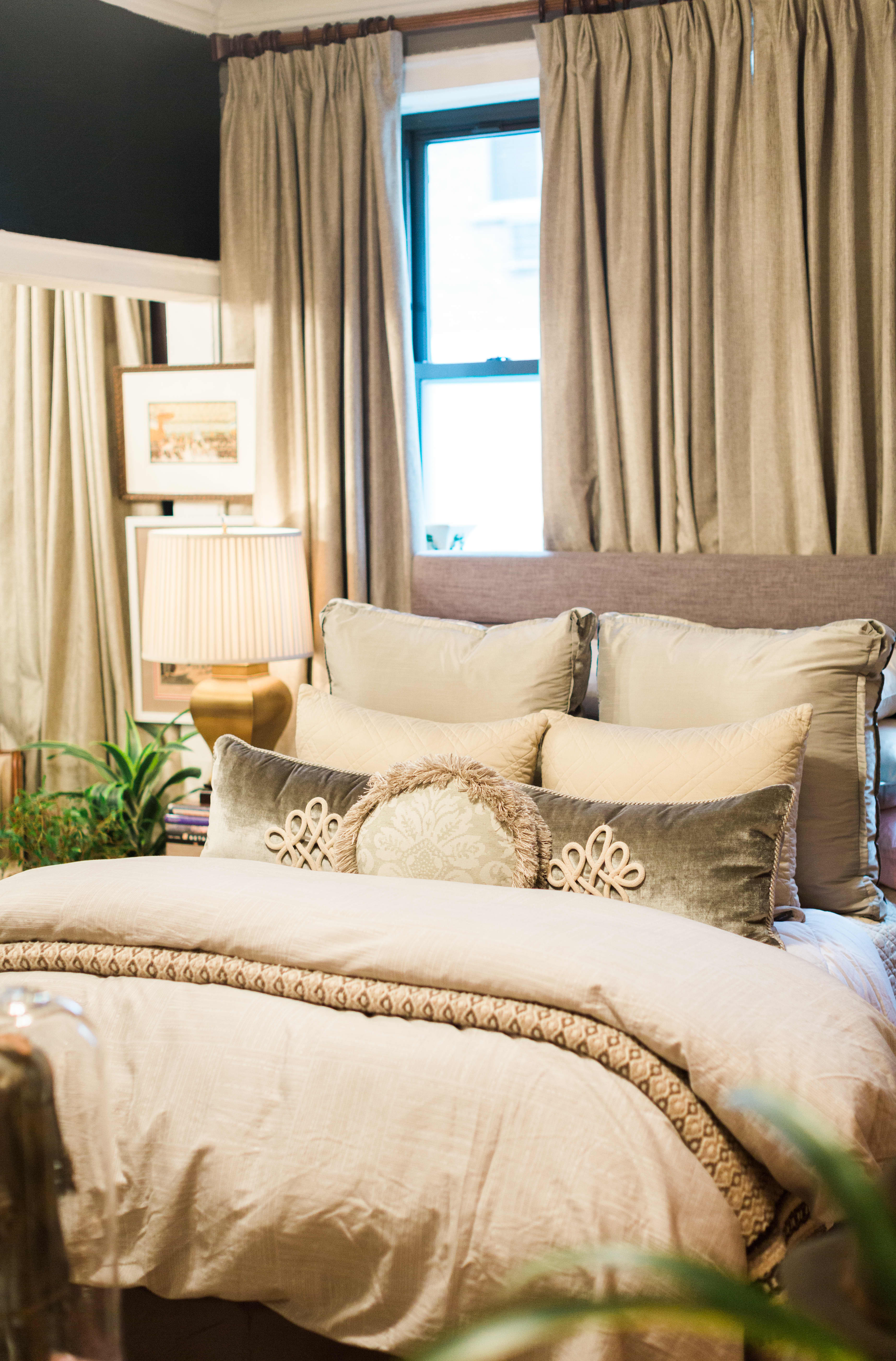 House Tour A Tiny Maximalist Chicago Studio Apartment Apartment Therapy