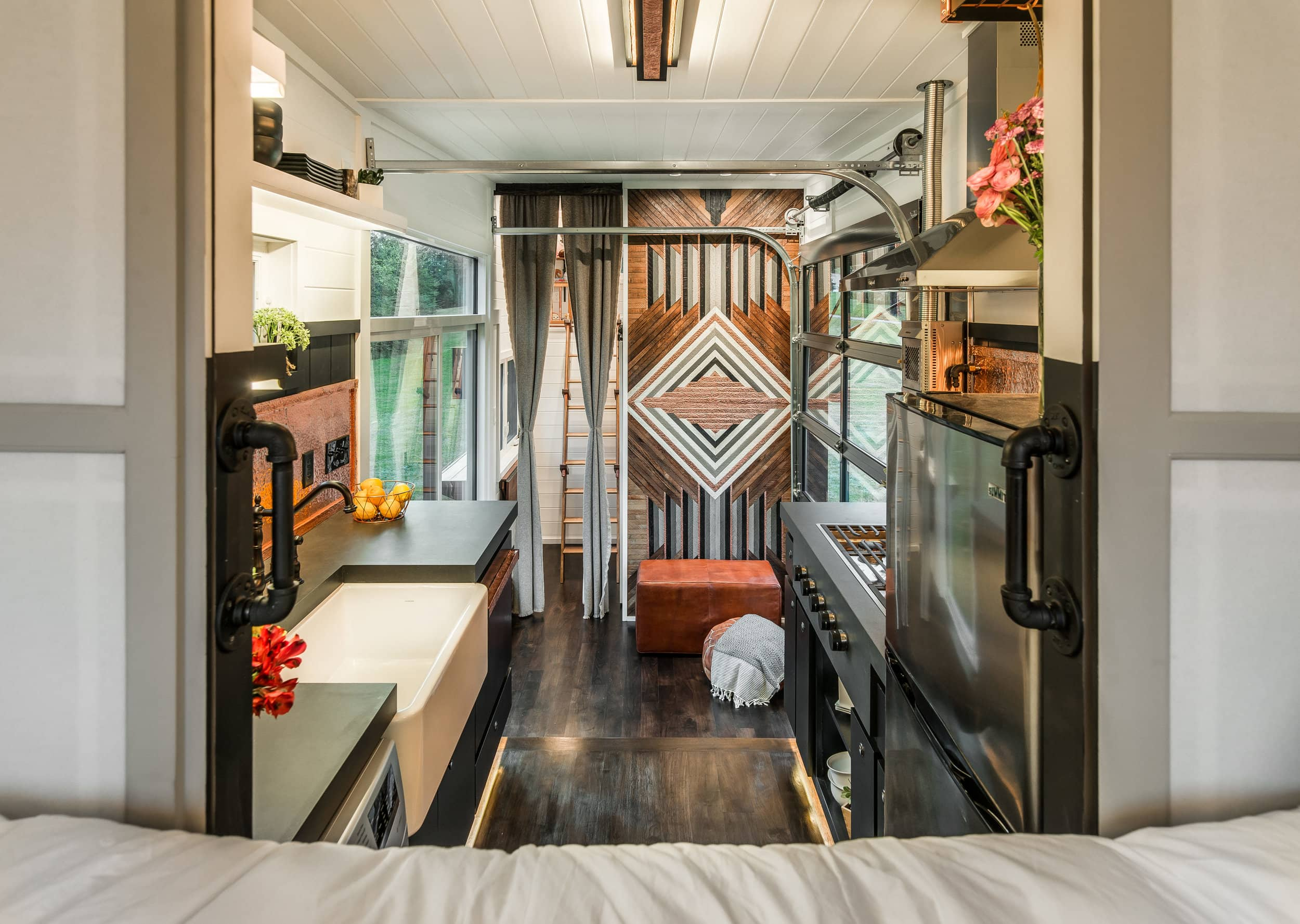 this-tiny-house-squeezes-so-much-style-into-250-square-feet-apartment-therapy