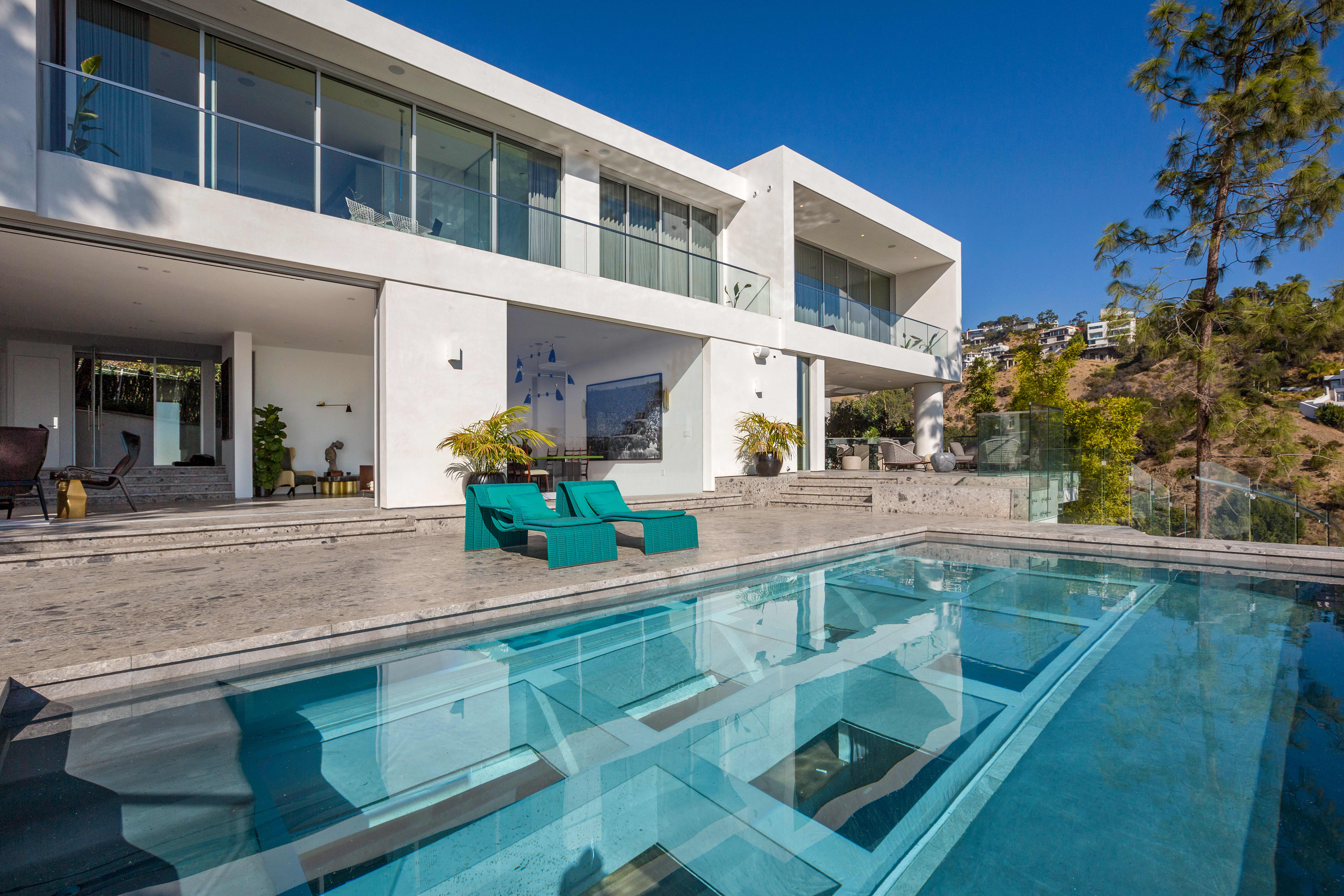 Hollywood Hills Mansion: Squatters & Onlyfans Controversy - d3ngou7