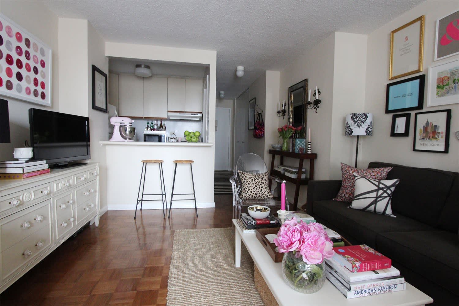 House Tour A Colorful Upper East Side Studio Apartment Therapy