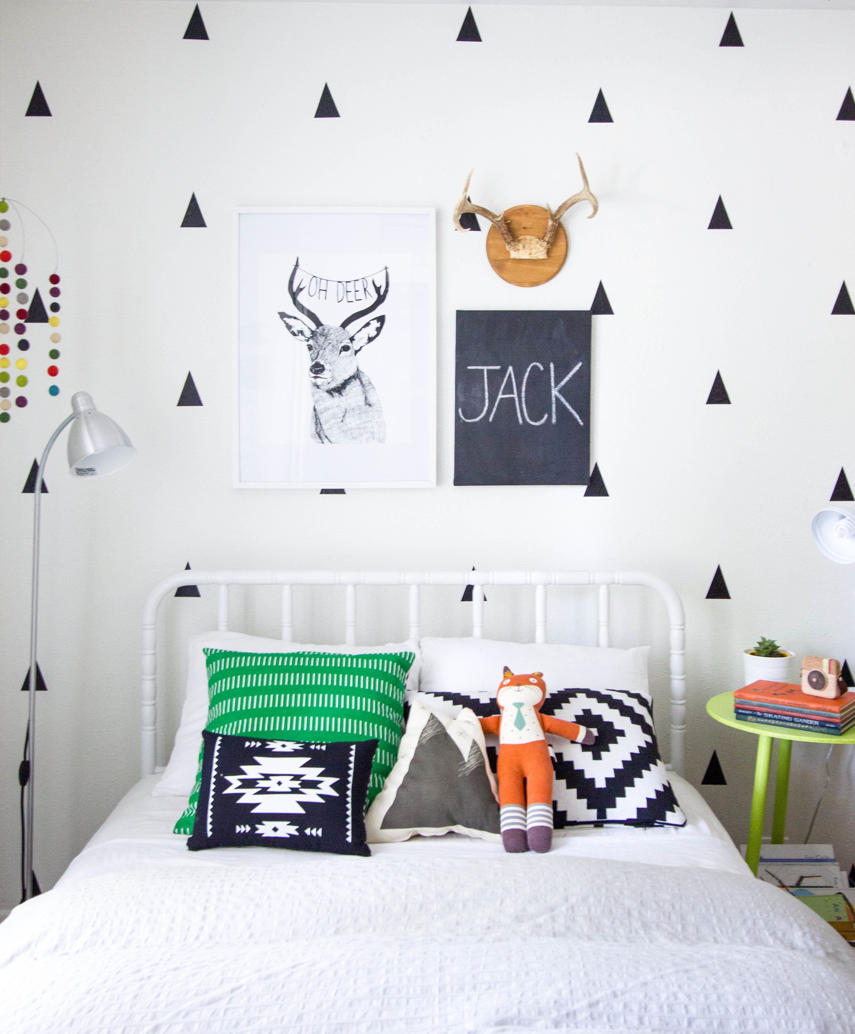 Trendy Kids Decor on a Budget: Black-on-White Wall Decals | Apartment ...