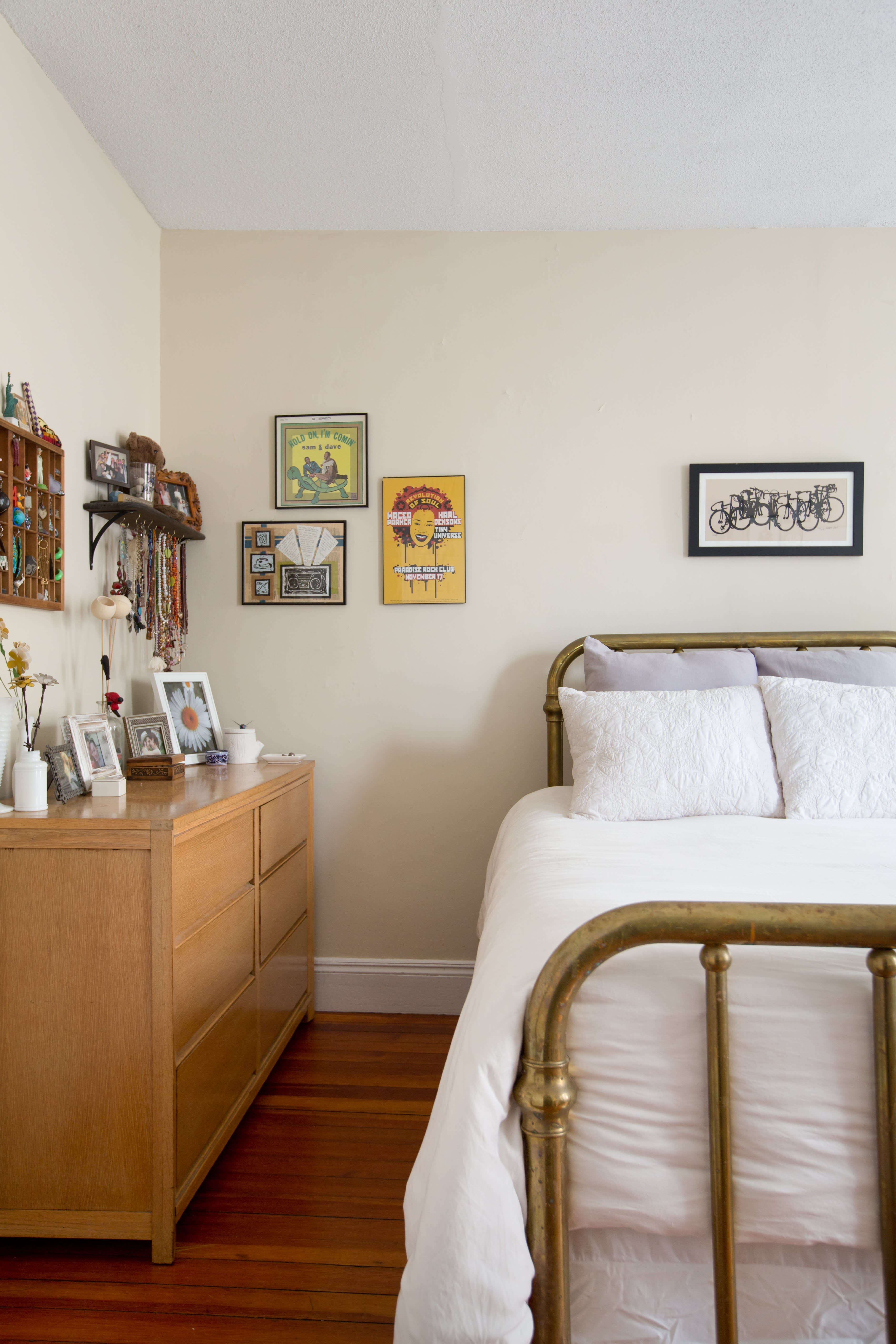House Tour A Pup Friendly Boston Al Apartment Therapy Jesse 038 Dan 8217 S Collected Chaos In Boston Gallery