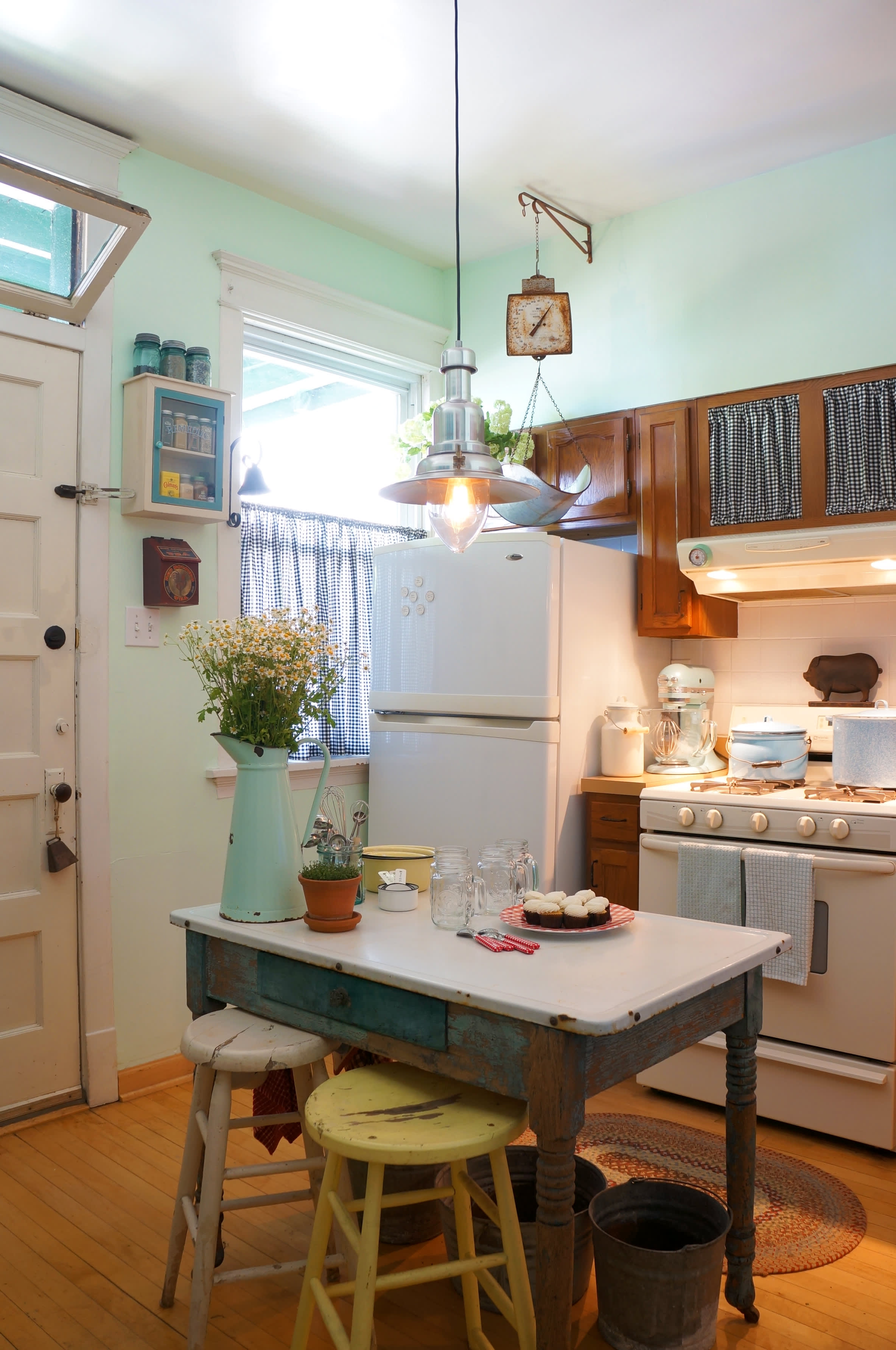 House Tour Cozy Farmhouse Style, Evolved Apartment Therapy