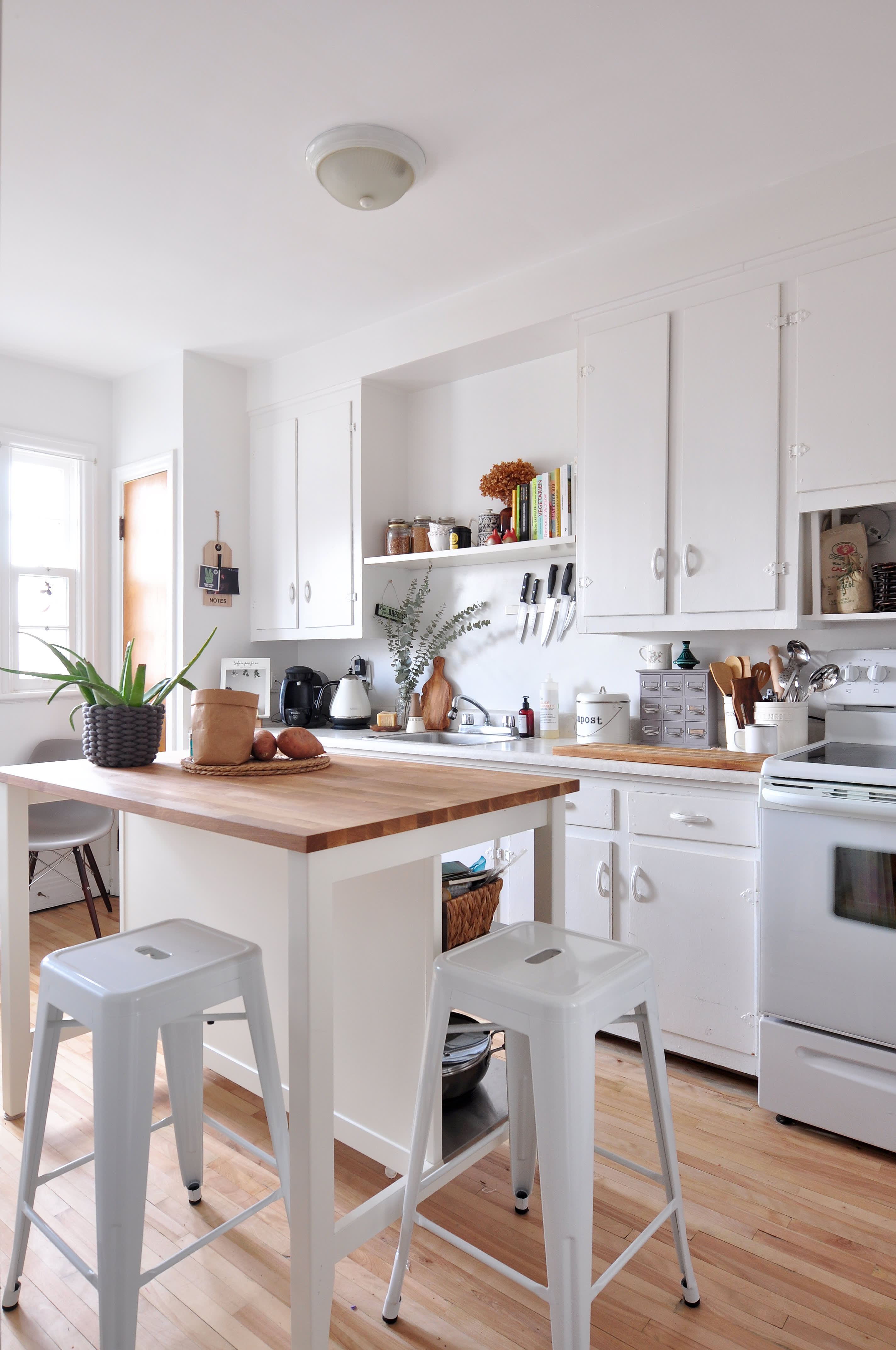 Unique Kitchen Breakfast Bar with Simple Decor