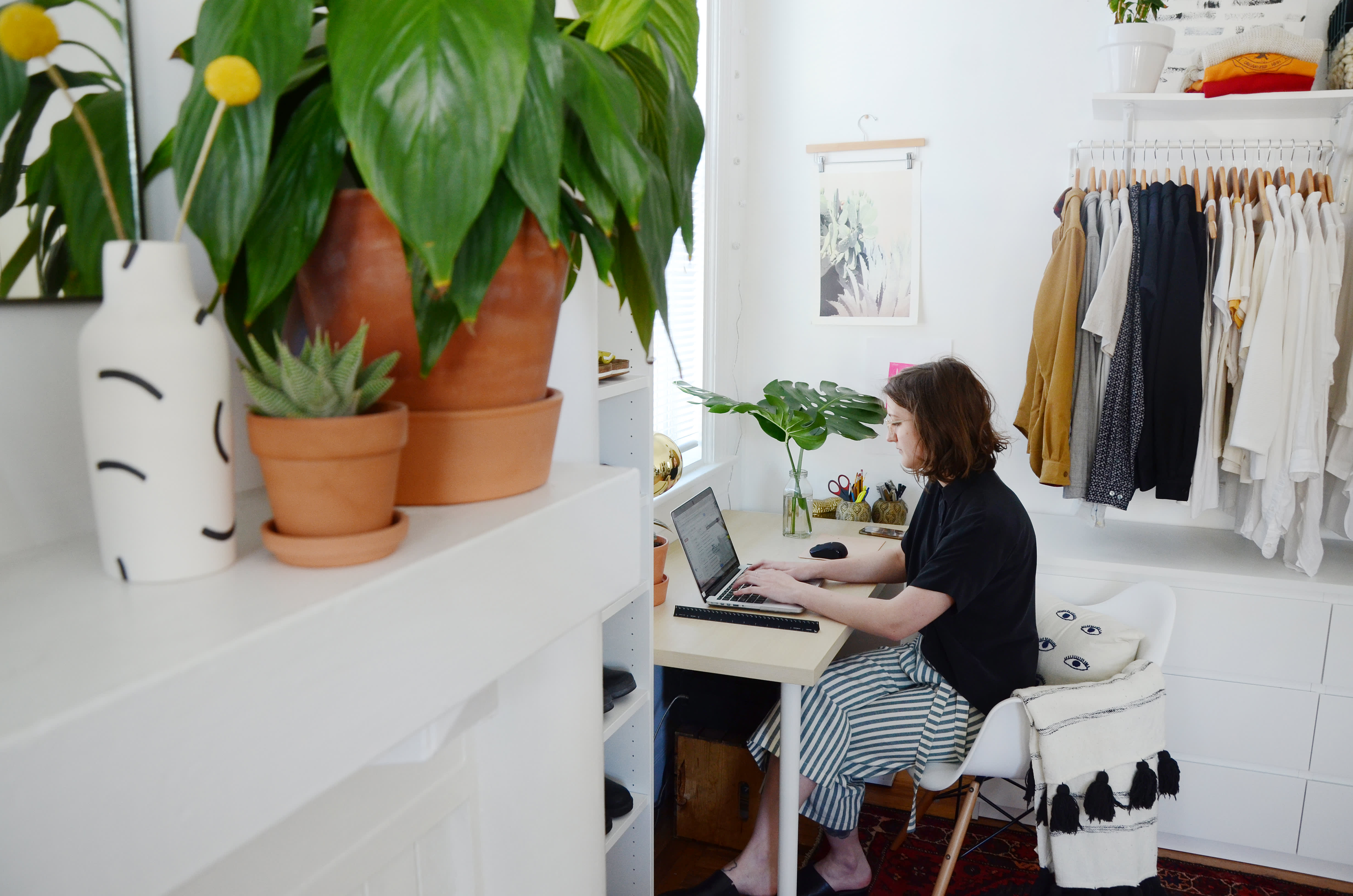 San Francisco Home Tour A Modern Al Apartment Therapy 5 Roommates 0 Closets And Lots Of Clever Storage Solutions In San Francisco
