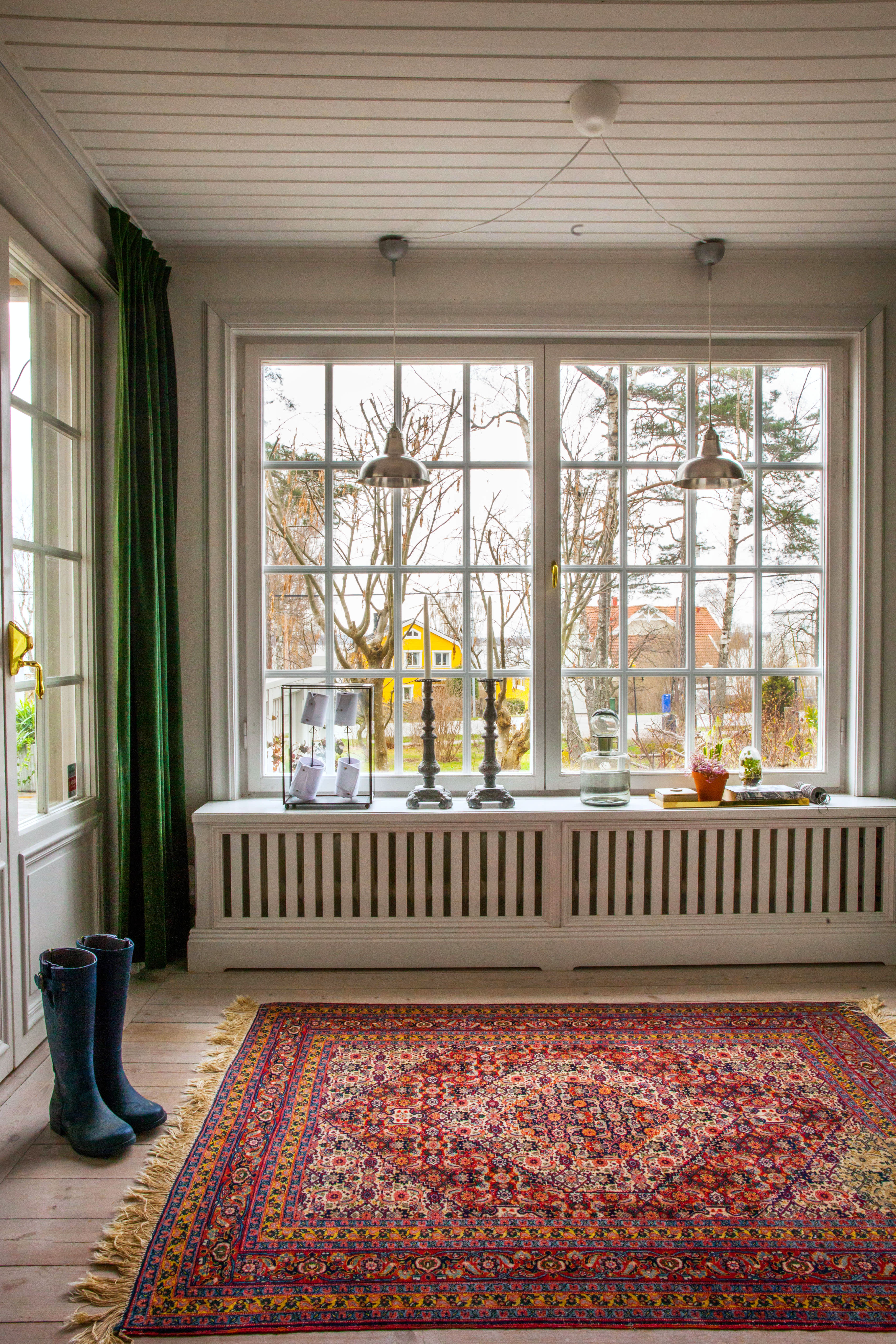 Here are 25 Different (Stylish) Ways to Cover Your Windows | Apartment ...
