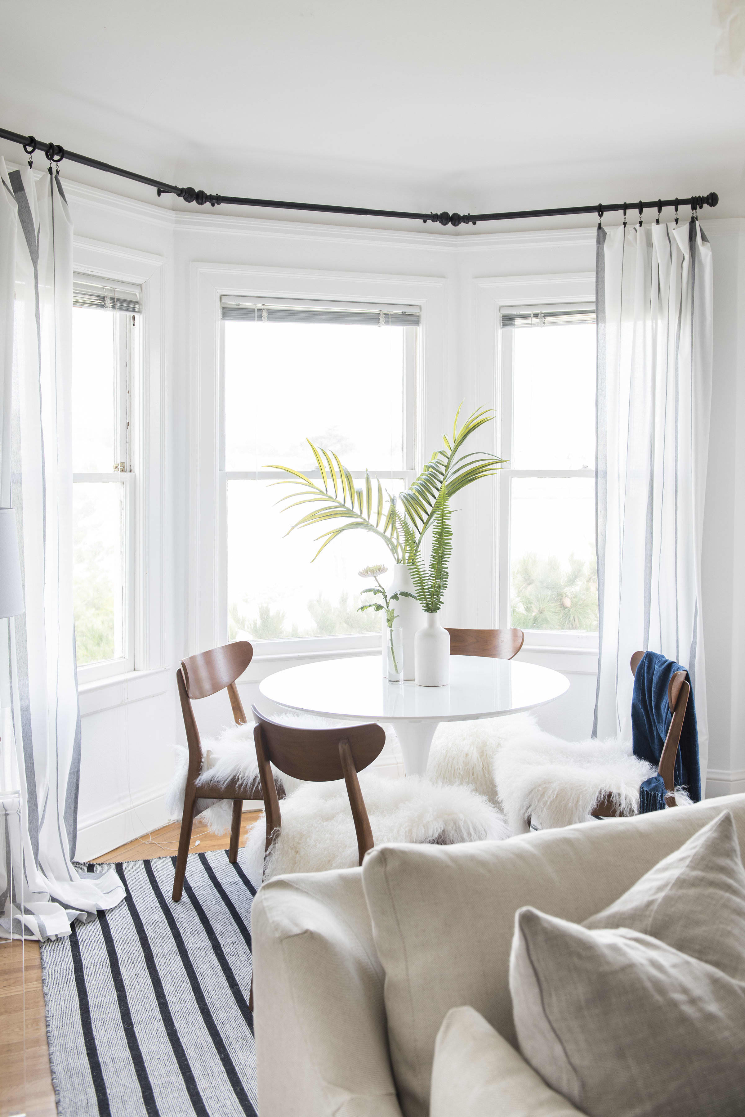 Here are 25 Different (Stylish) Ways to Cover Your Windows Apartment