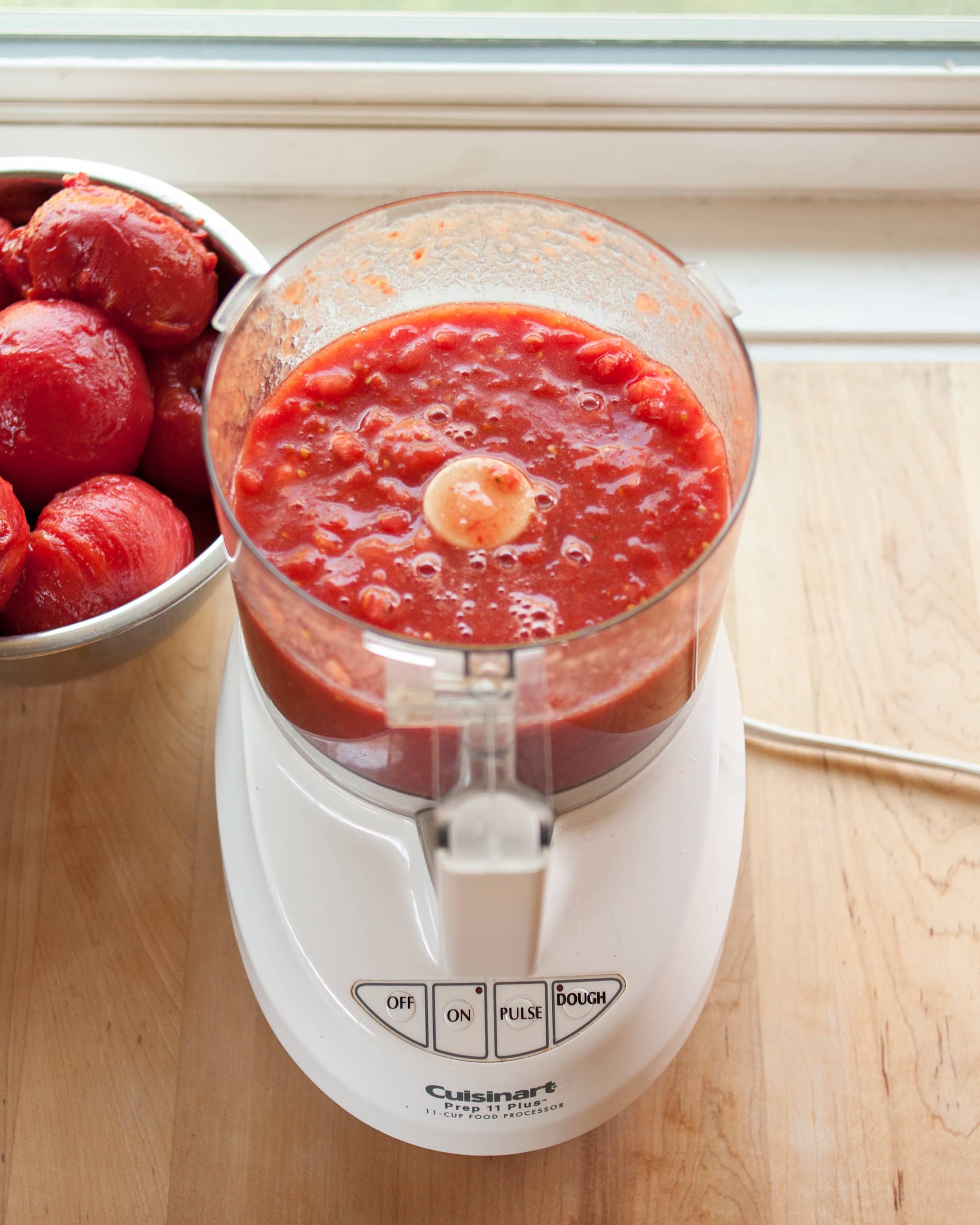 Сделать томатный сок из домашних помидор. Томатный сок. Помидоры в блендере. Томаты измельченные. Помидоры в блендере сок.
