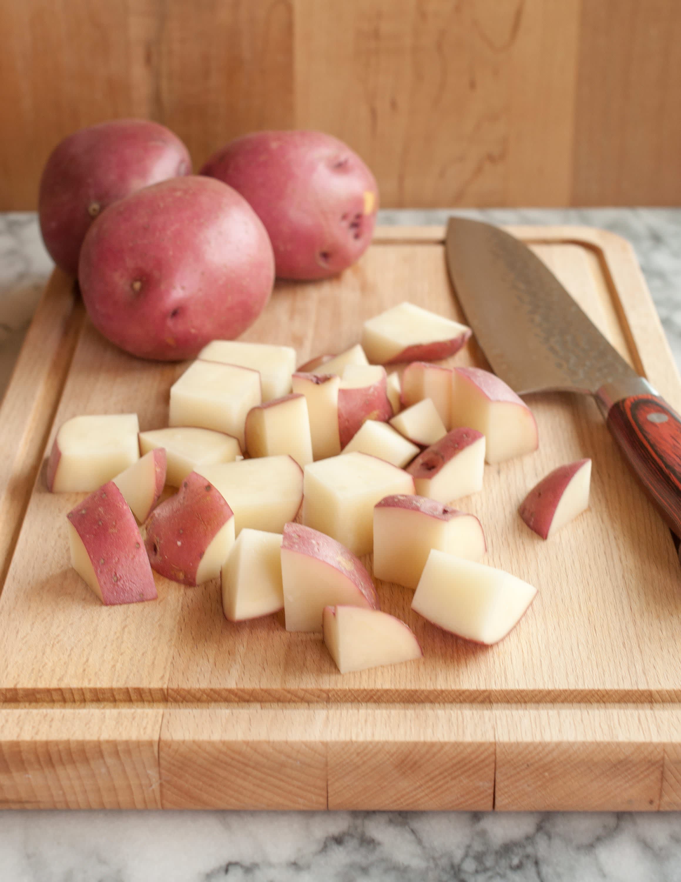 How Long To Boil A Potato / How to Boil Sweet Potatoes | Better Homes & Gardens / How long you should boil potatoes you plan to mash depends on how large the potatoes (or potato pieces) you're using are.