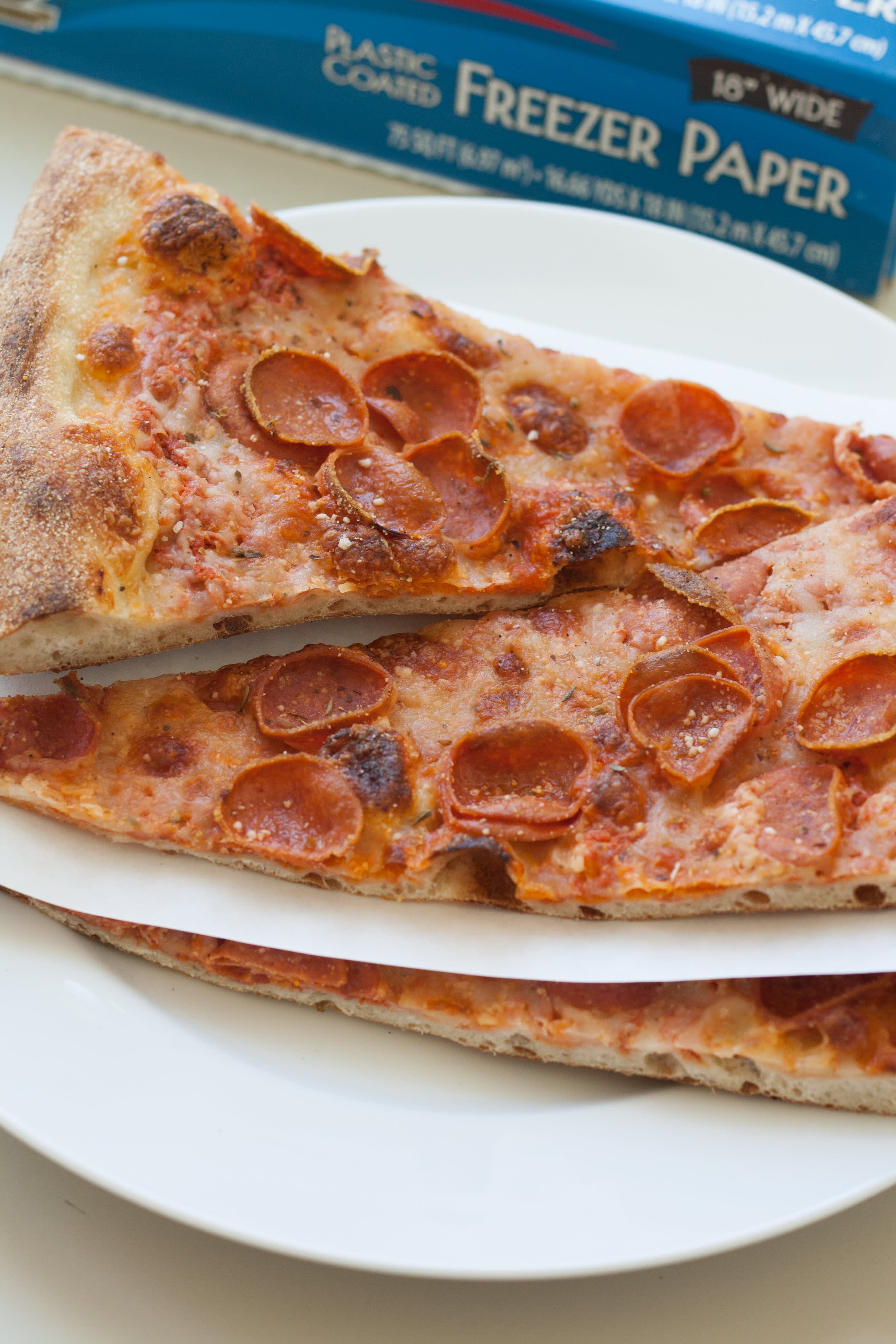 How long can pizza stay in the fridge