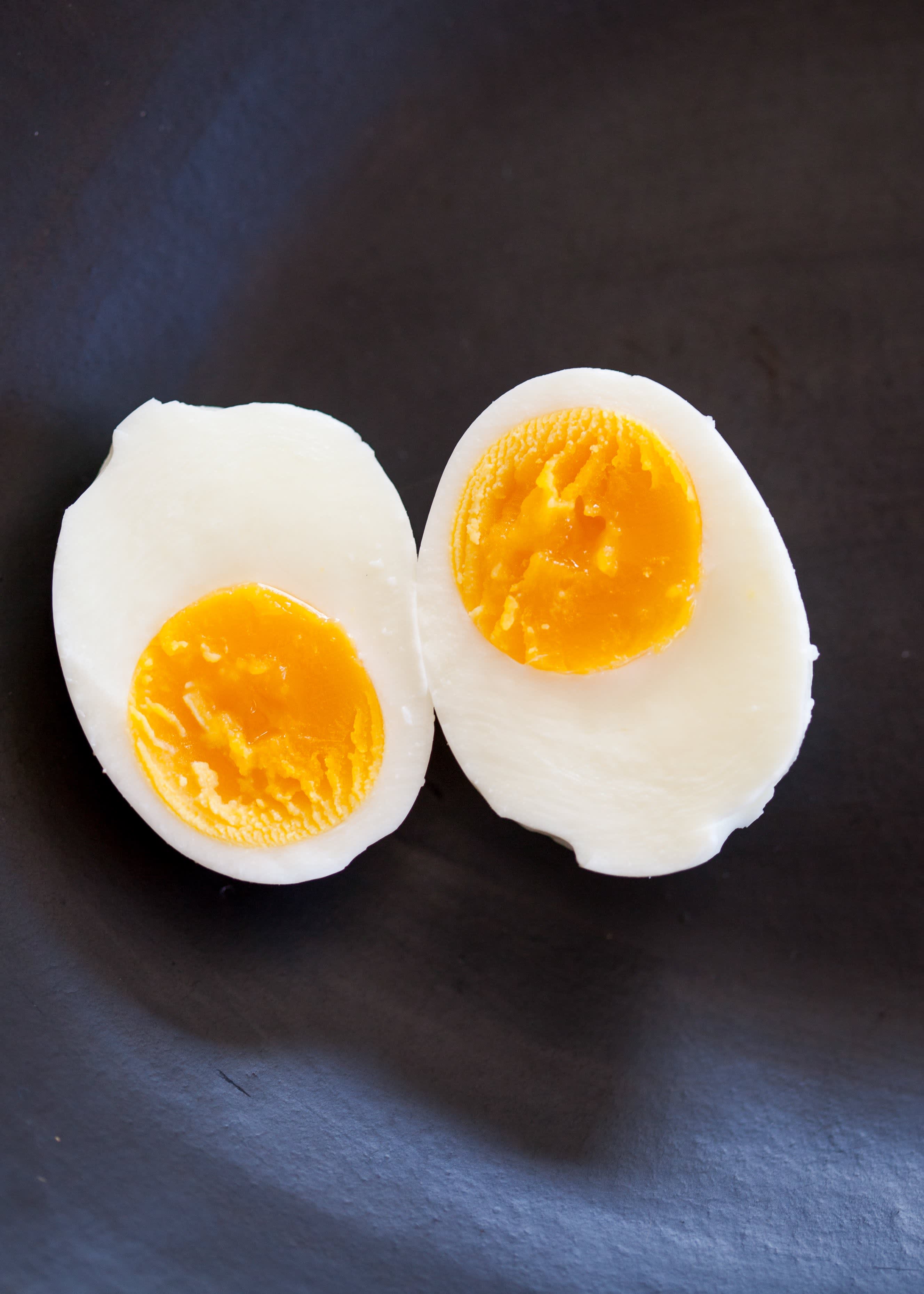 Яйцо во смятку варить. Яйцо вареное всмятку. Яйца всмятку и вкрутую. Вареные яйца в смятку. Яйца вареные вкрутую и всмятку.