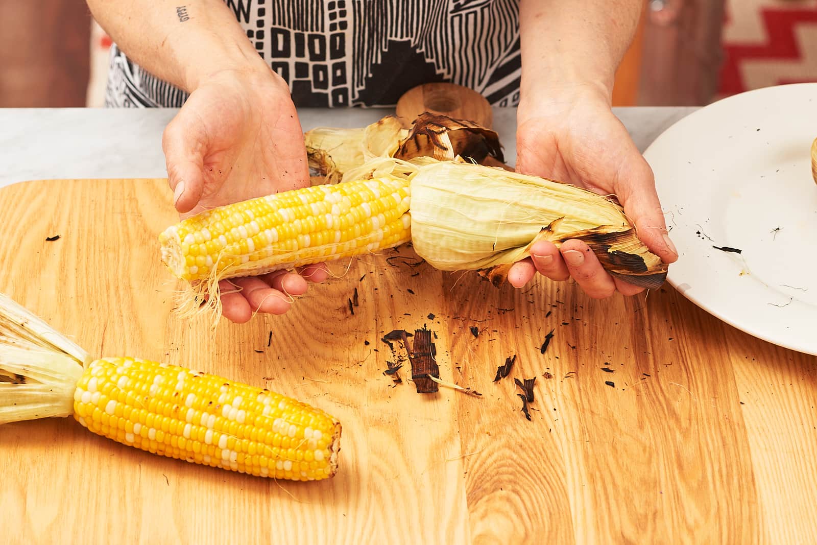 How to cook corn on the grill with husk