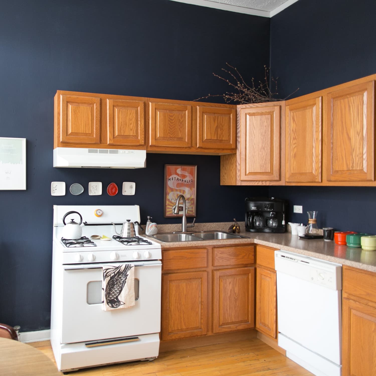 This Is How To Deal With Honey Oak Cabinets Paint The Walls