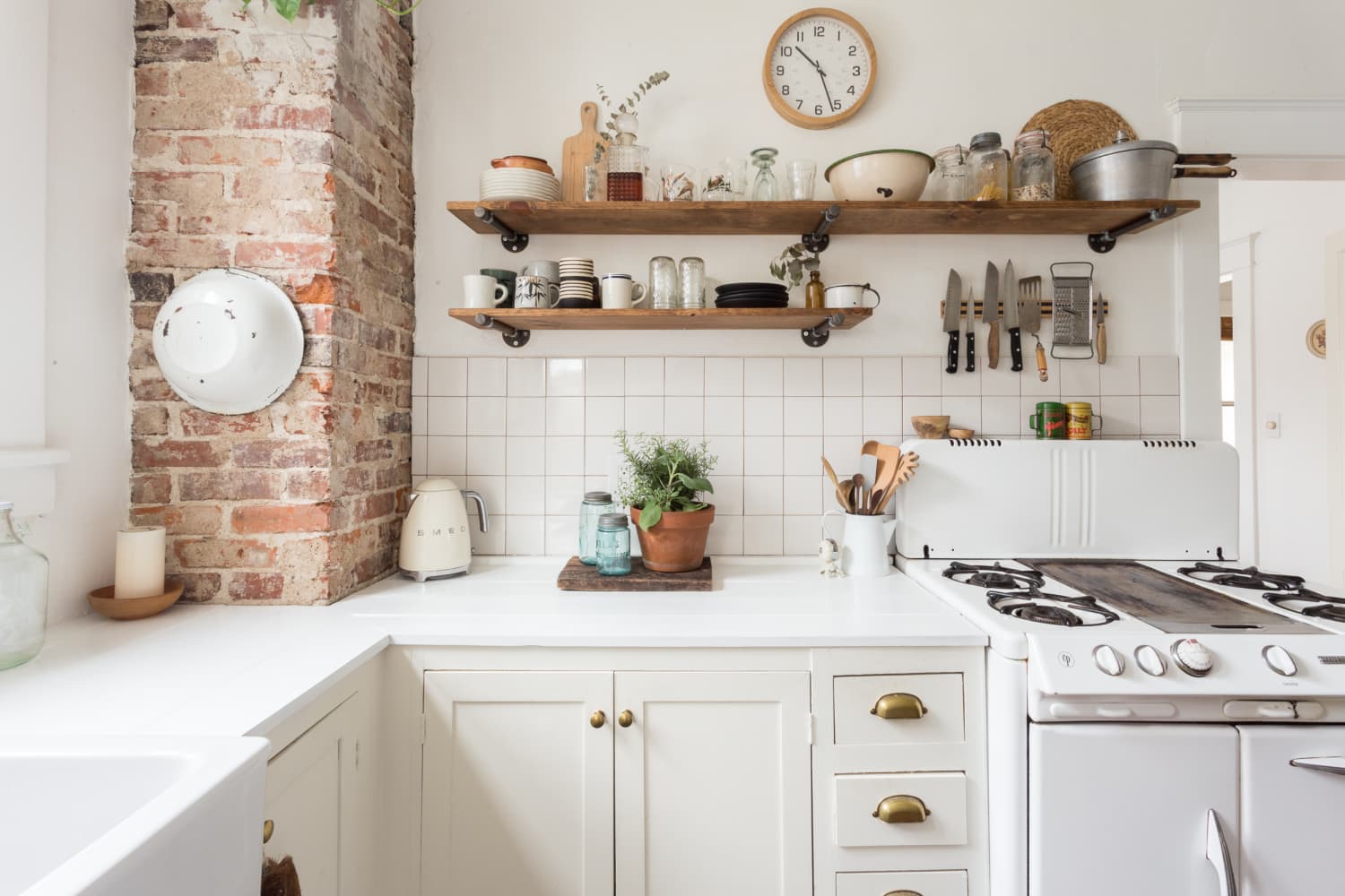 What It’s REALLY Like Living With Open Kitchen Shelving